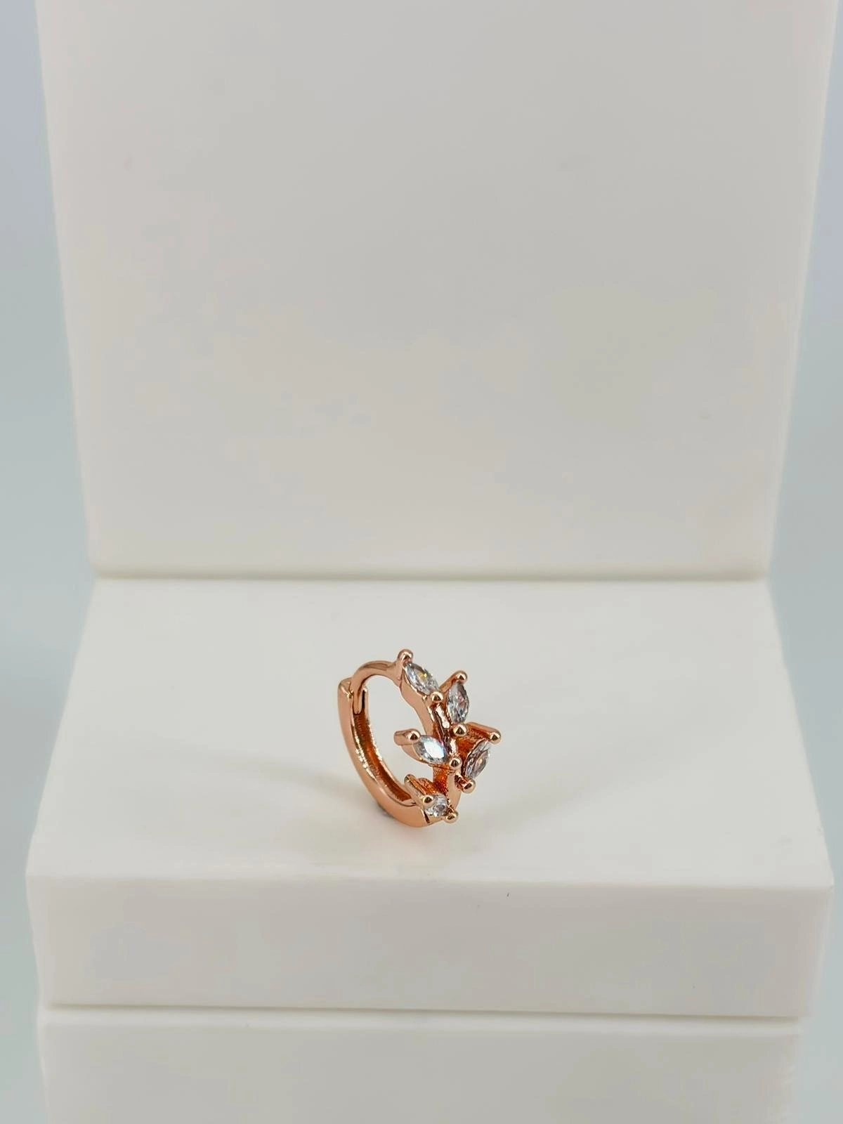 Rose Zirkon Taşlı Uç Kısmı : Pirinç Kıkırdak Bar Uzunluğu : 6 Mm / Bar Kalınlığı 0.8 Mm / Top Boyu 3 Mm / Çap 10 Mm - Pt0075-2