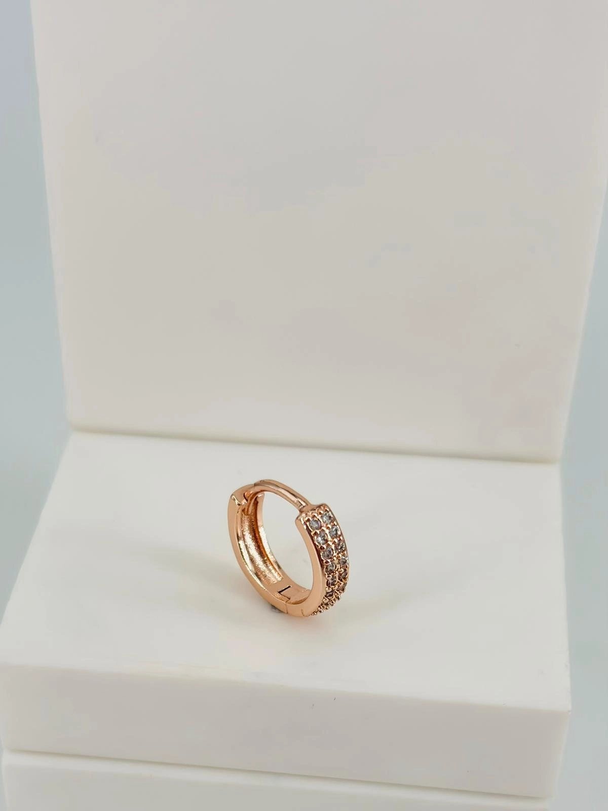 Rose Zirkon Taşlı Uç Kısmı : Pirinç Kıkırdak Bar Uzunluğu : 6 Mm / Bar Kalınlığı 0.8 Mm / Top Boyu 3 Mm / Çap 10 Mm - Pt0074-2