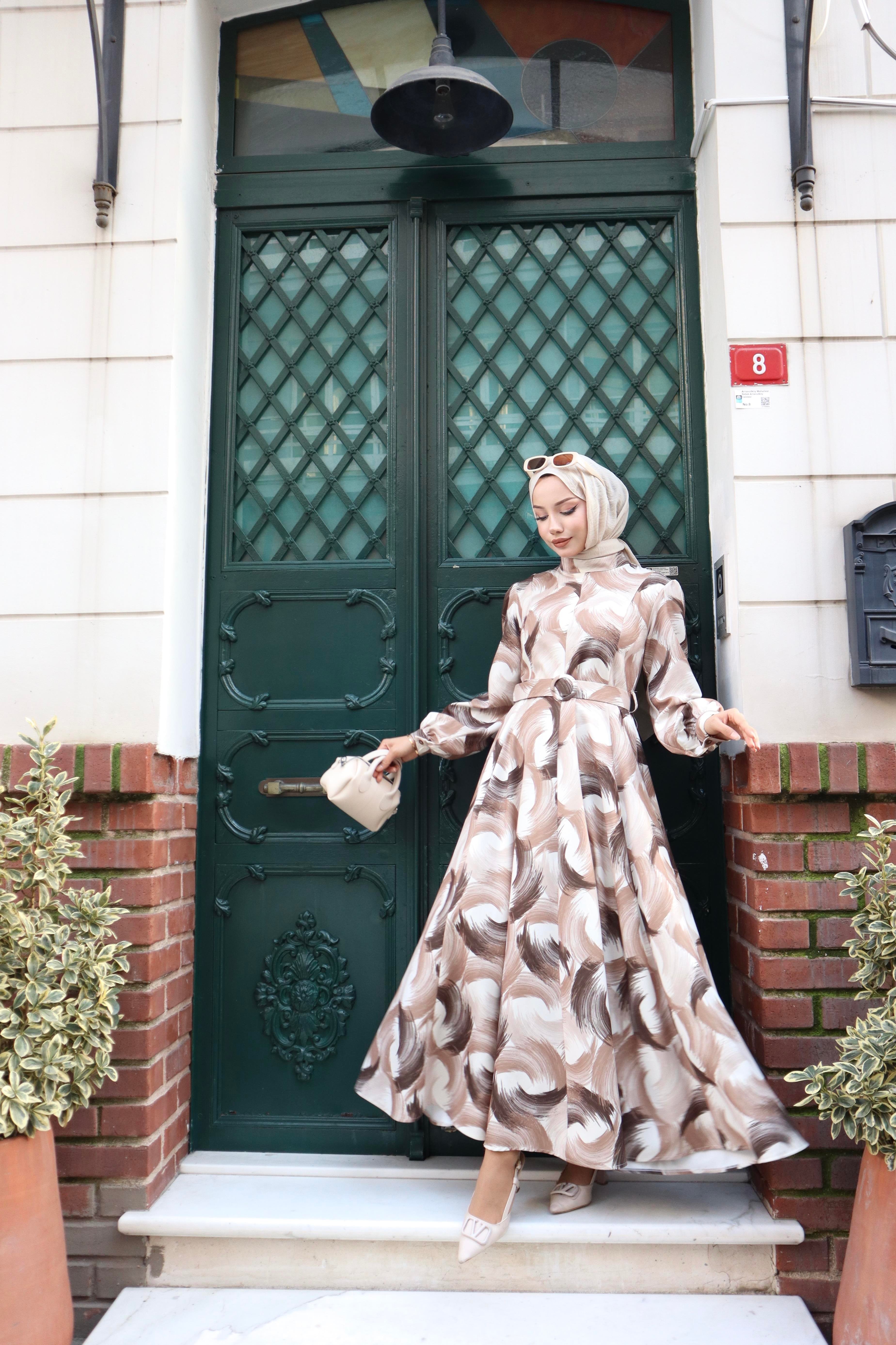 Elegant Wave Desenli Kuşaklı Elbise Vizon