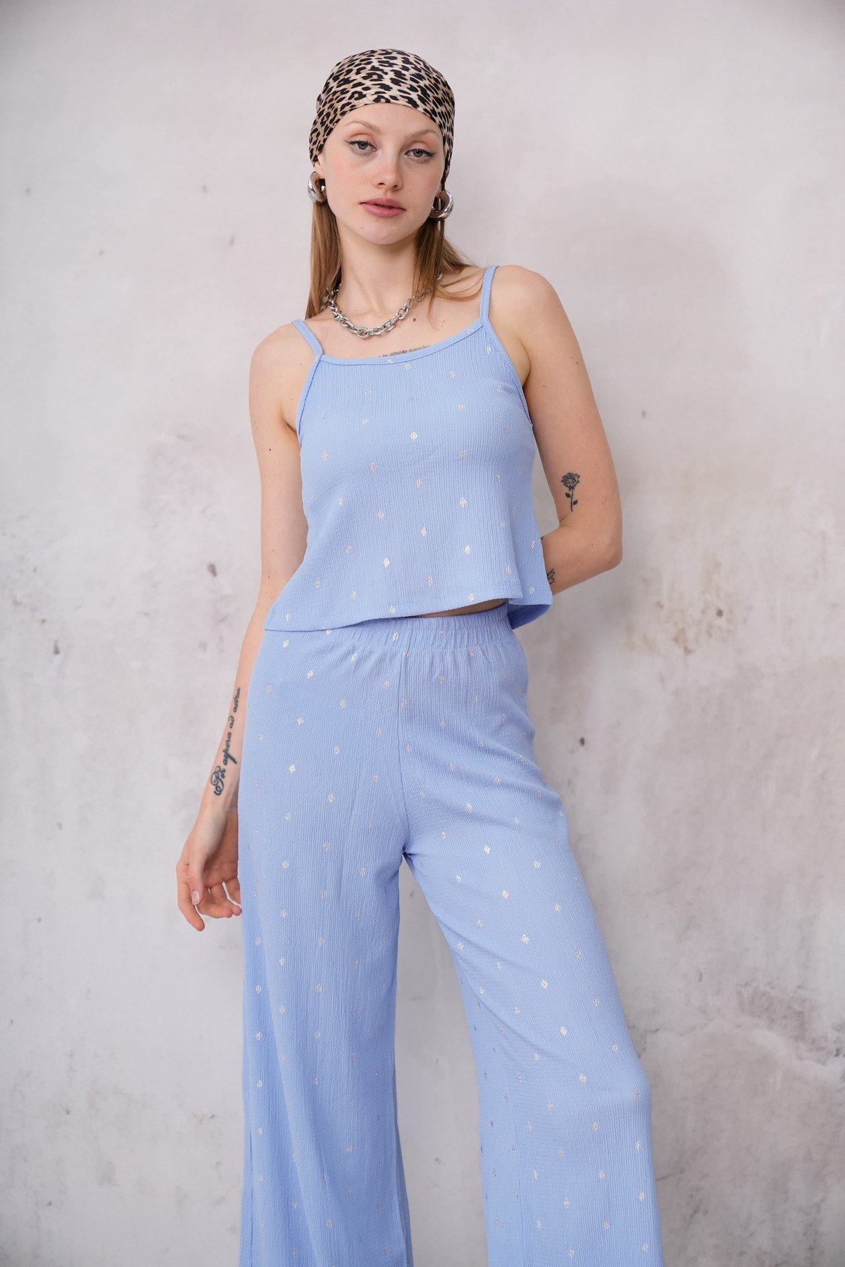 Kadın Bürümcük Kumaş Askılı Crop Bluz Geniş Paça Pantolon İkili Takım 24072