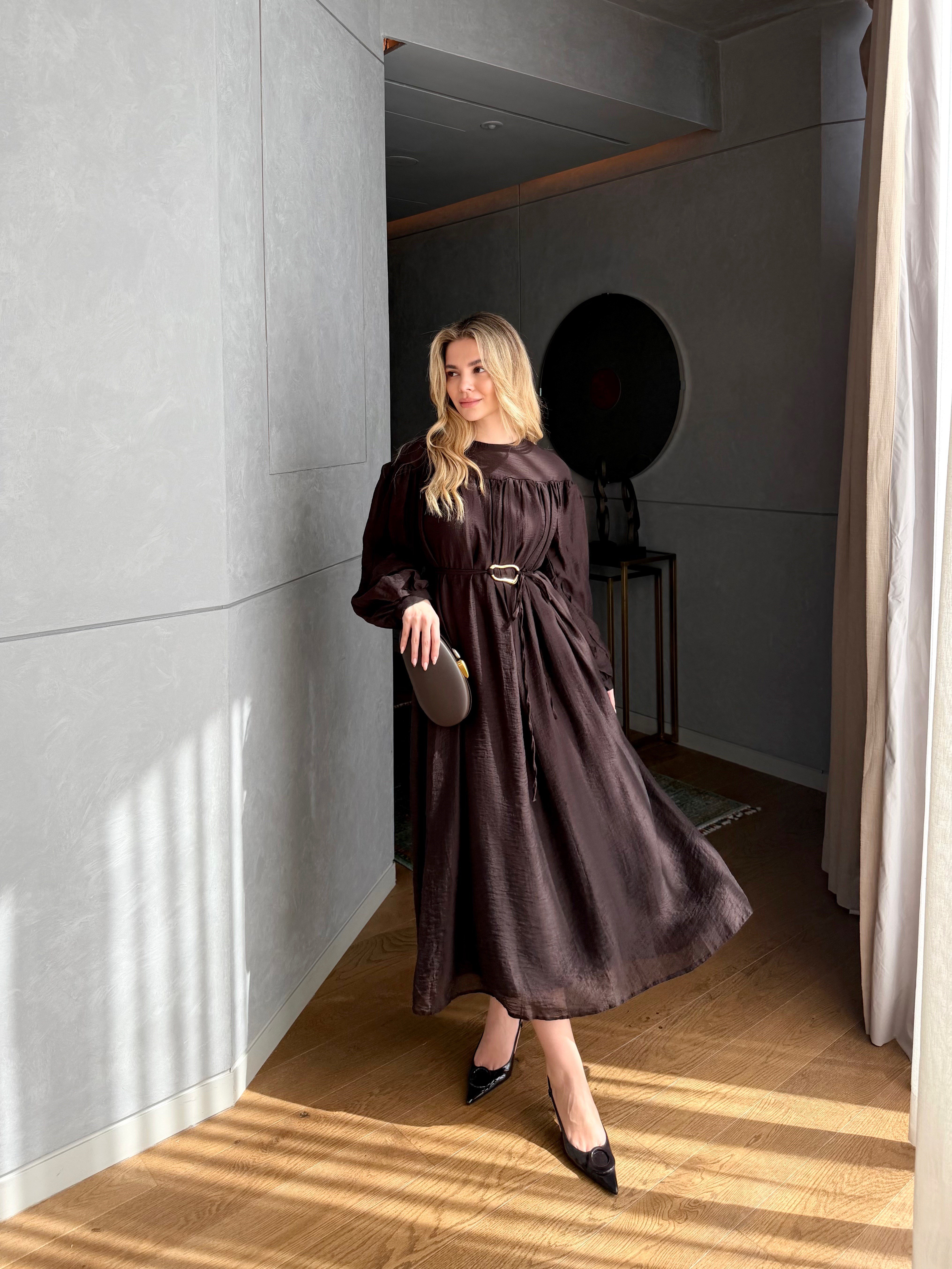 KEMER DETAYLI ELBİSE