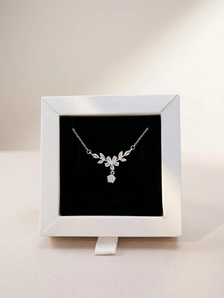 çiçek detaylı taşlı kolye gold