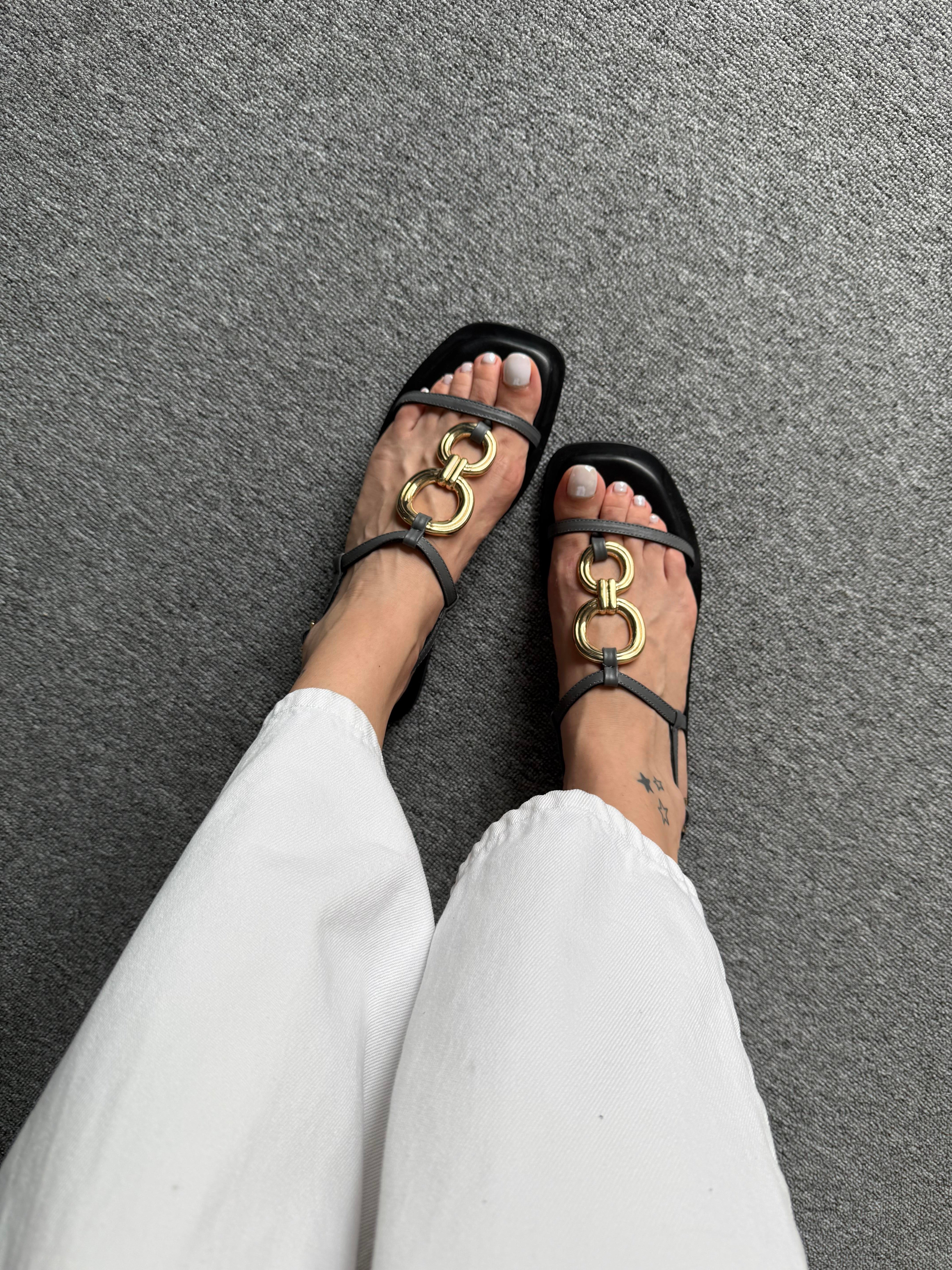 GRİ GOLD AKSESUARLI SANDALET