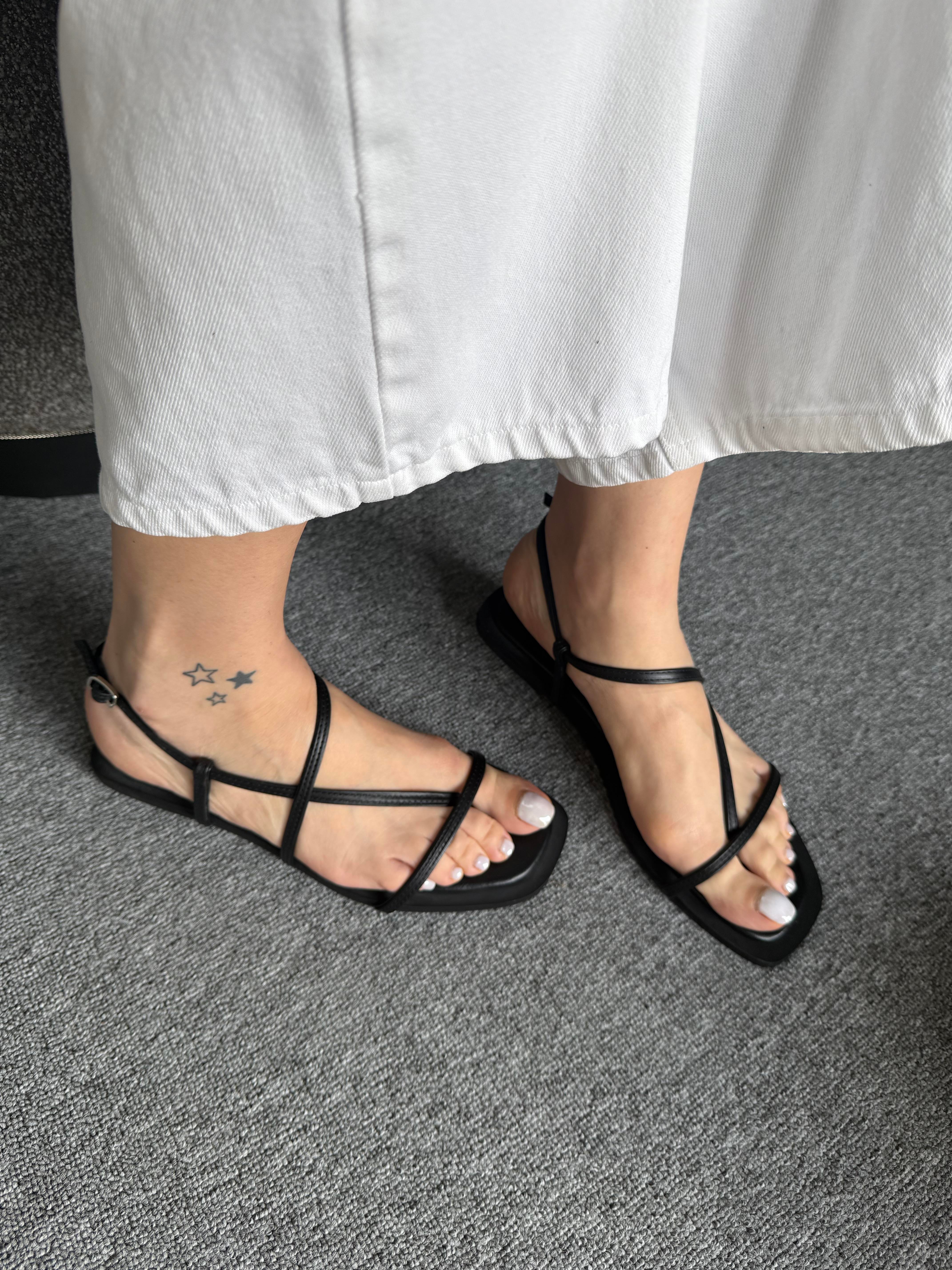 İNCE BANTLI SİYAH SANDALET