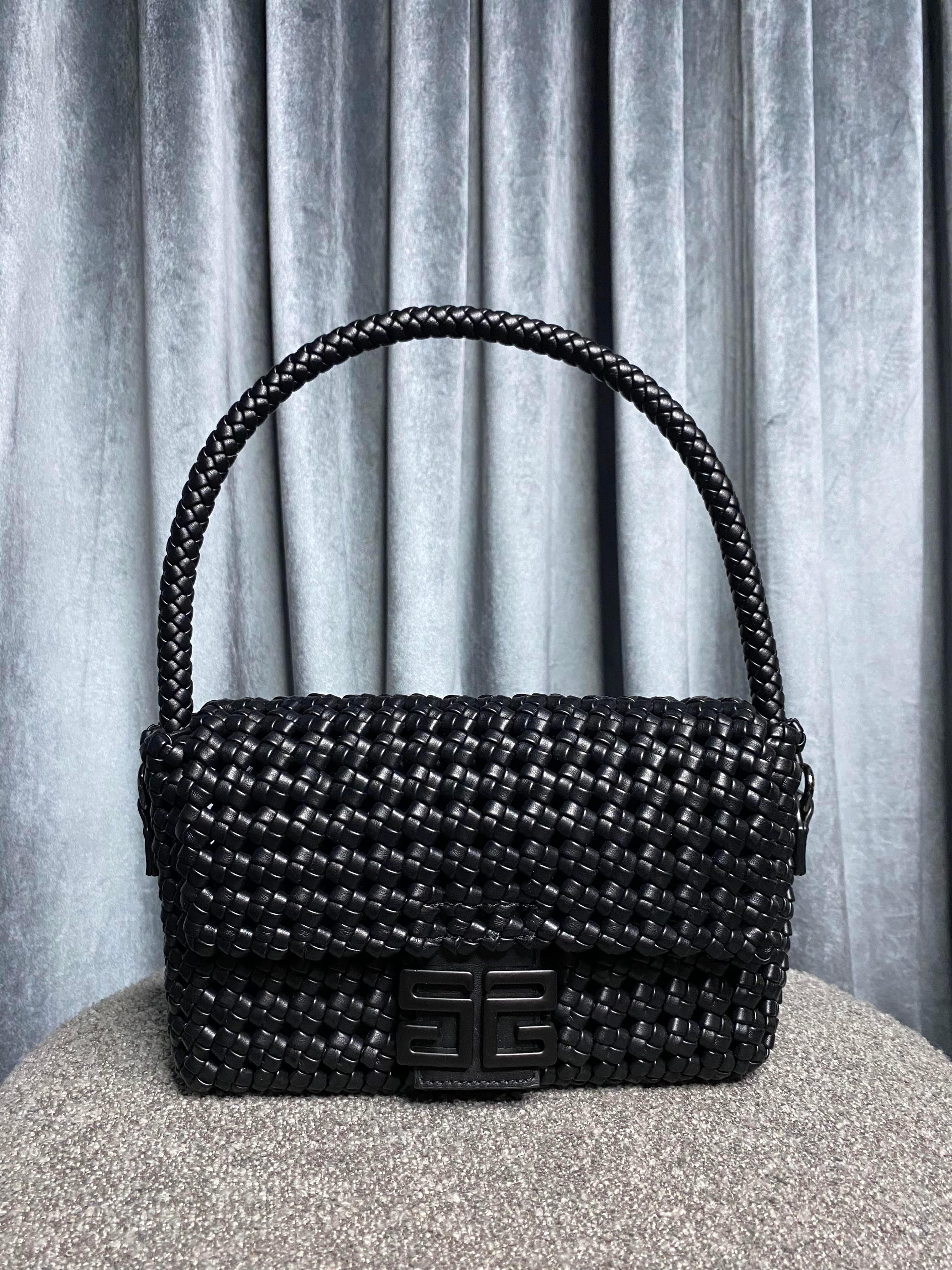 ÖRGÜLÜ SİYAH ÇANTA