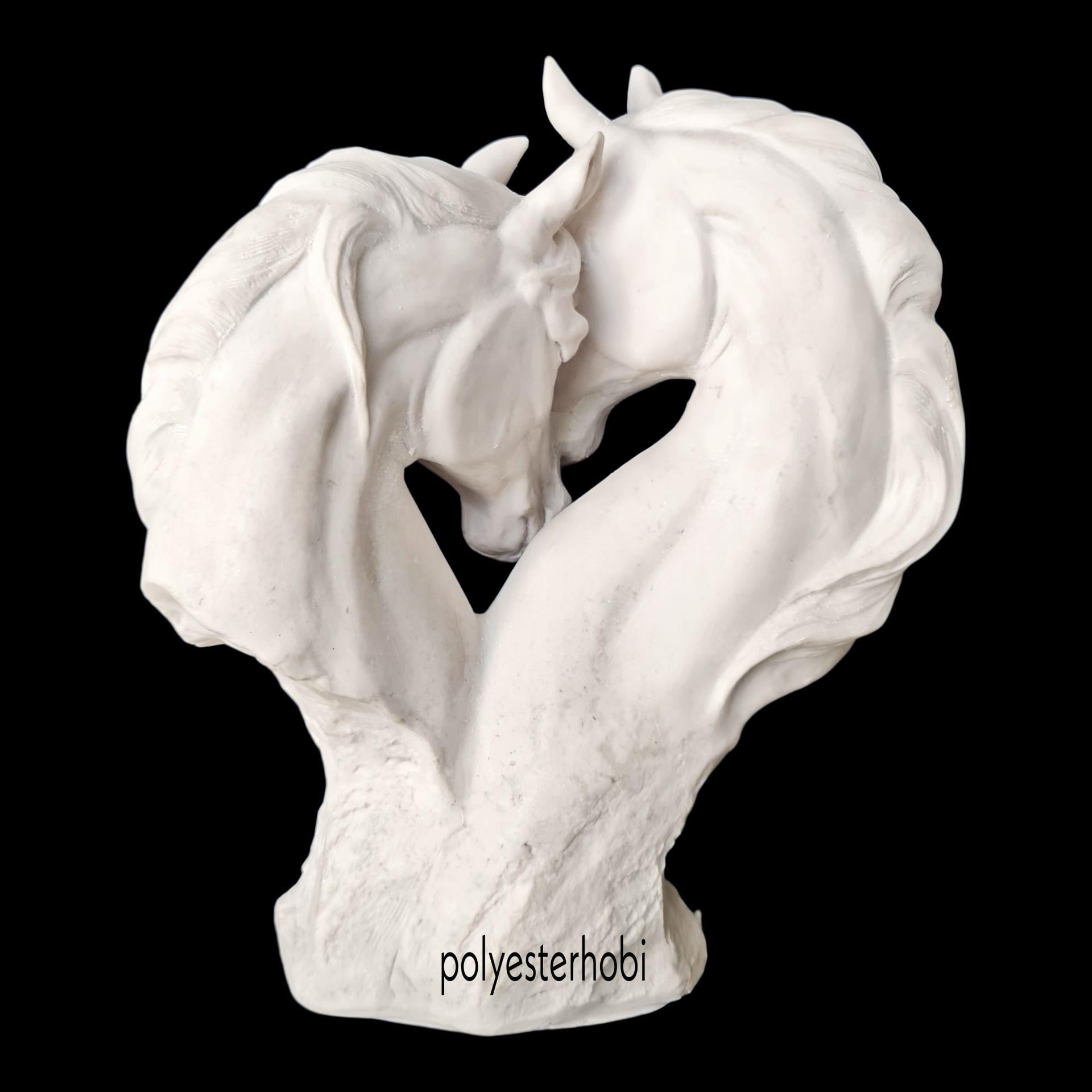 ob-1860-asik-atlar-ham-polyester-obje-e5162f.jpg