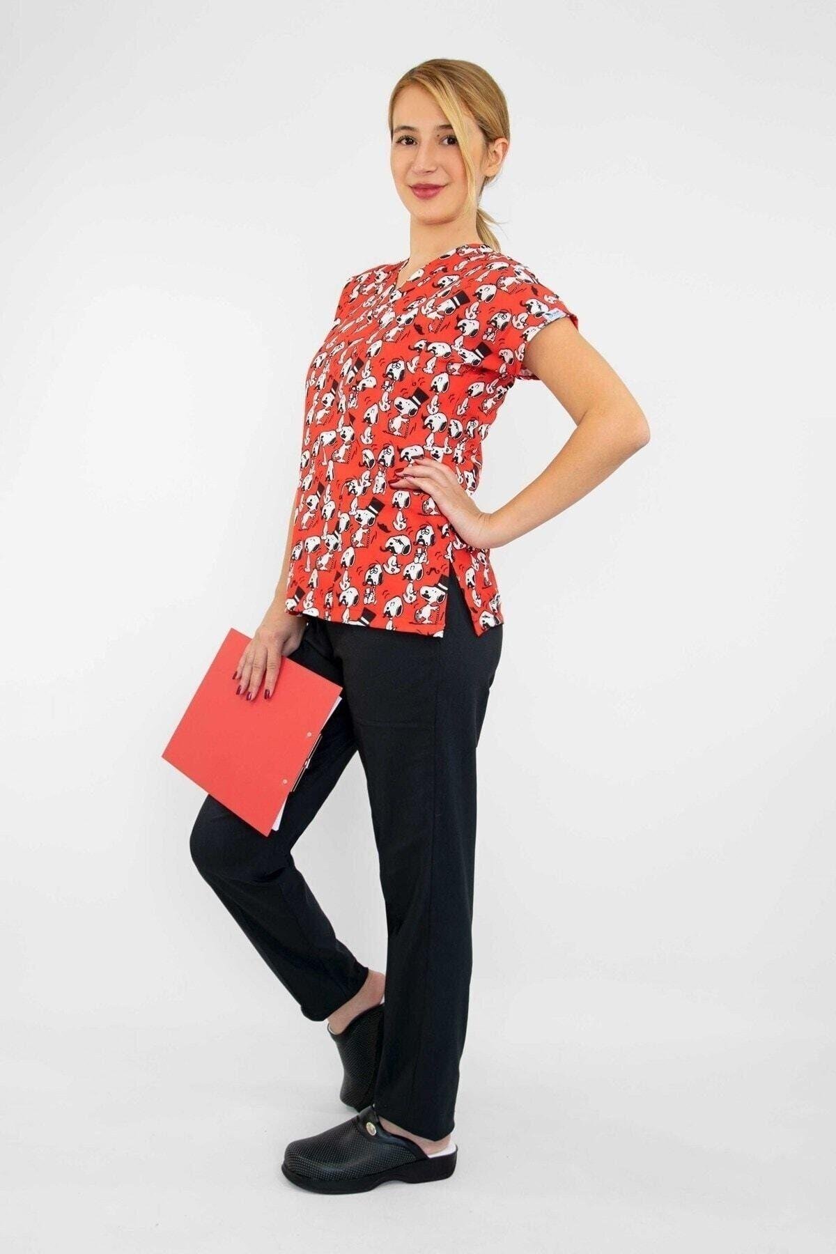 Kırmızı Snoopy Desenli Likralı Alt Üst Takım-Nur Medikal Giyim