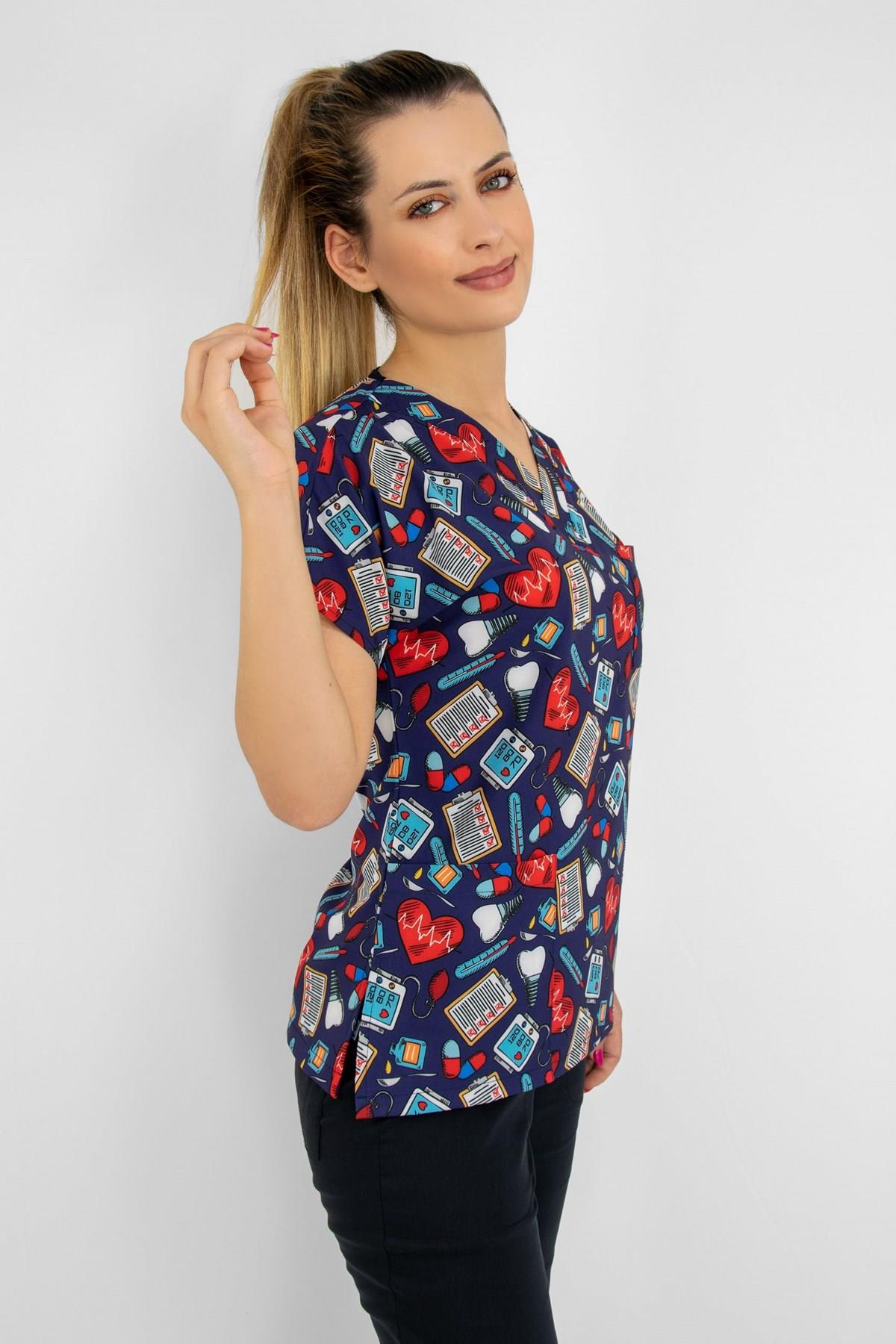 Lacivert İlk Yardım Desenli Likralı Doktor Hemşire Hastane Cerrahi Tek Üst Forma-Nur Medikal Giyim