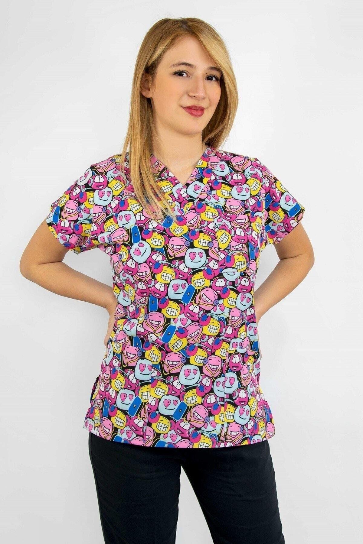 Neşeli Kafalar Desenli Dijital Baskı Üst Forma-Nur Medikal Giyim