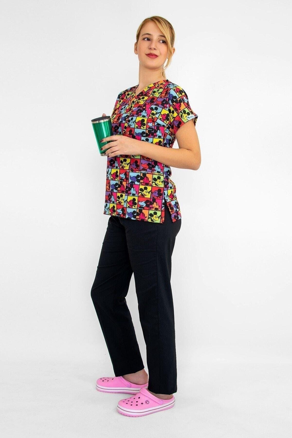 Renkli Mickey Desenli Likralı Alt Üst Takım-Nur Medikal Giyim