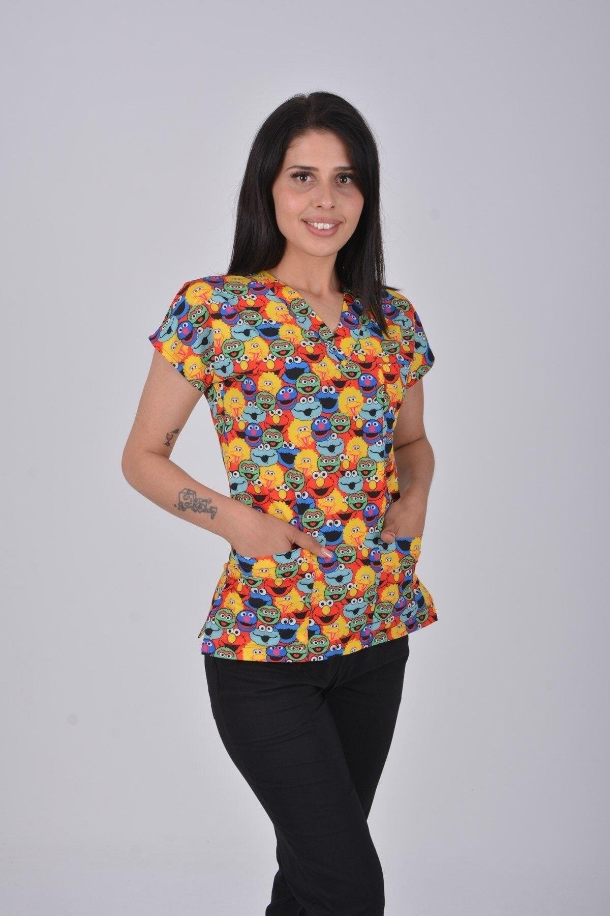 Susam Sokağı Desenli Likralı Hemşire Doktor Üst Forma-Nur Medikal Giyim