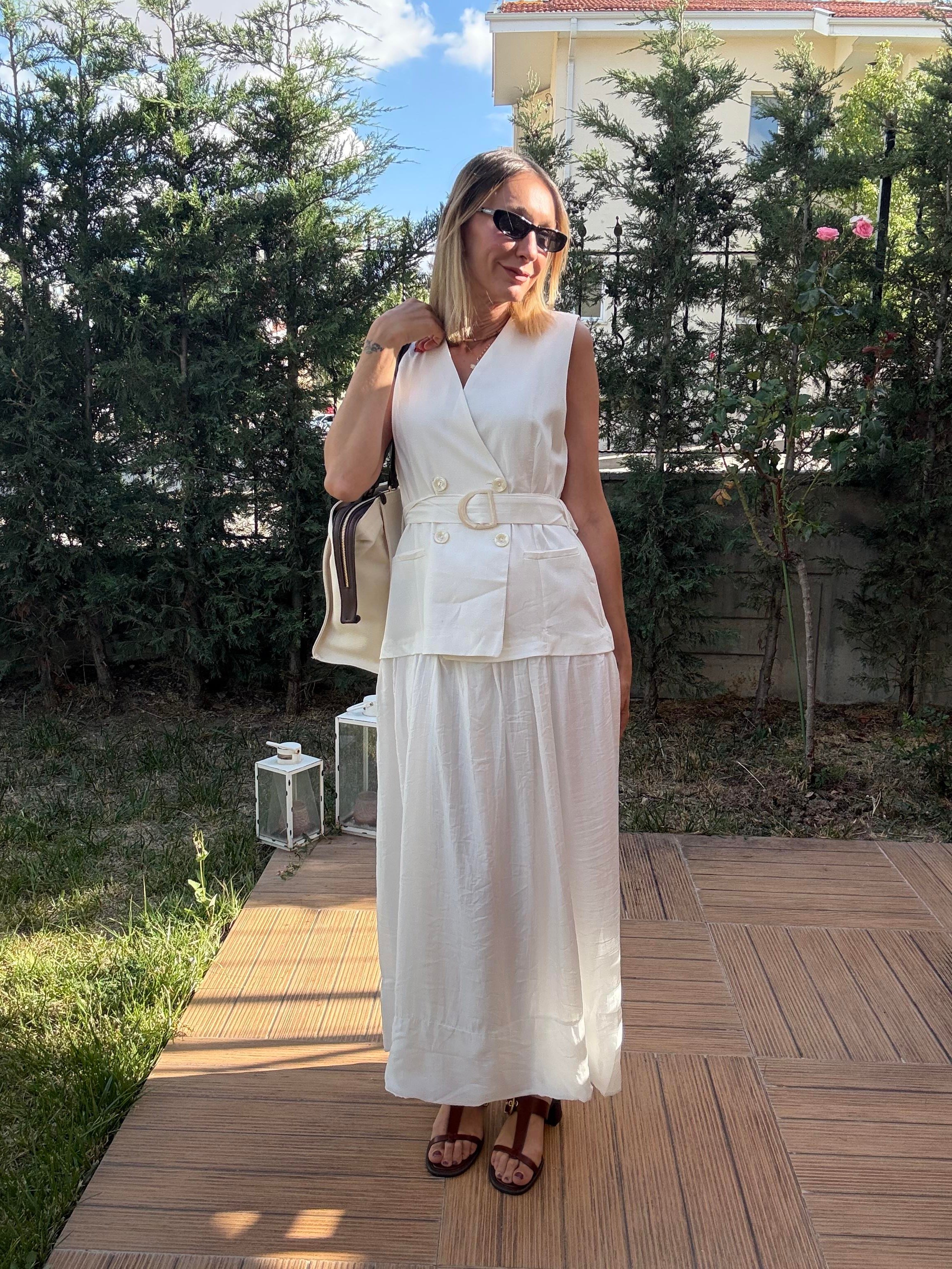 Beyaz Kemerli Yelek Detaylı Elbise