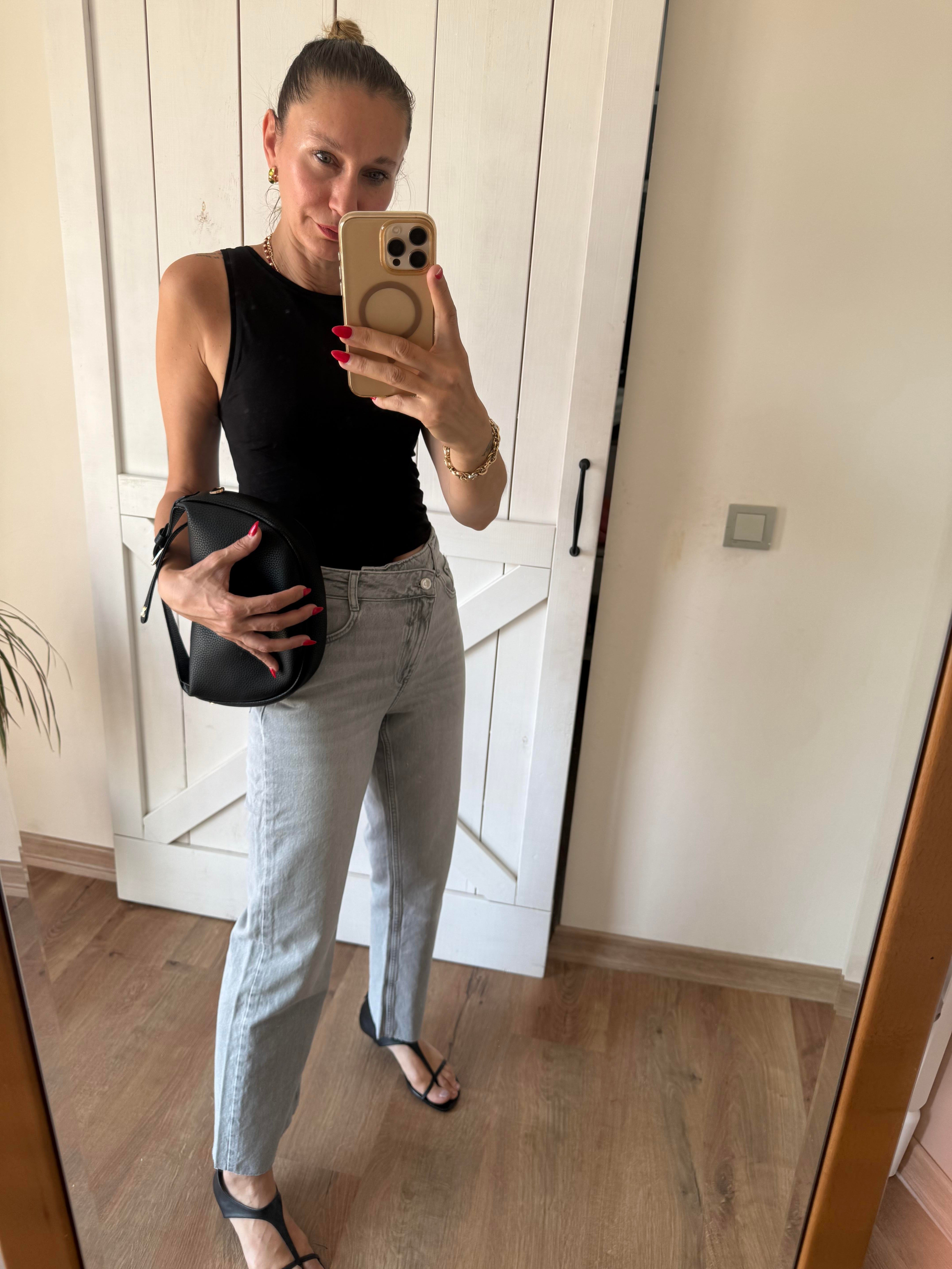 Gri Asimetrik Bel Detaylı Kesik Paça Jean