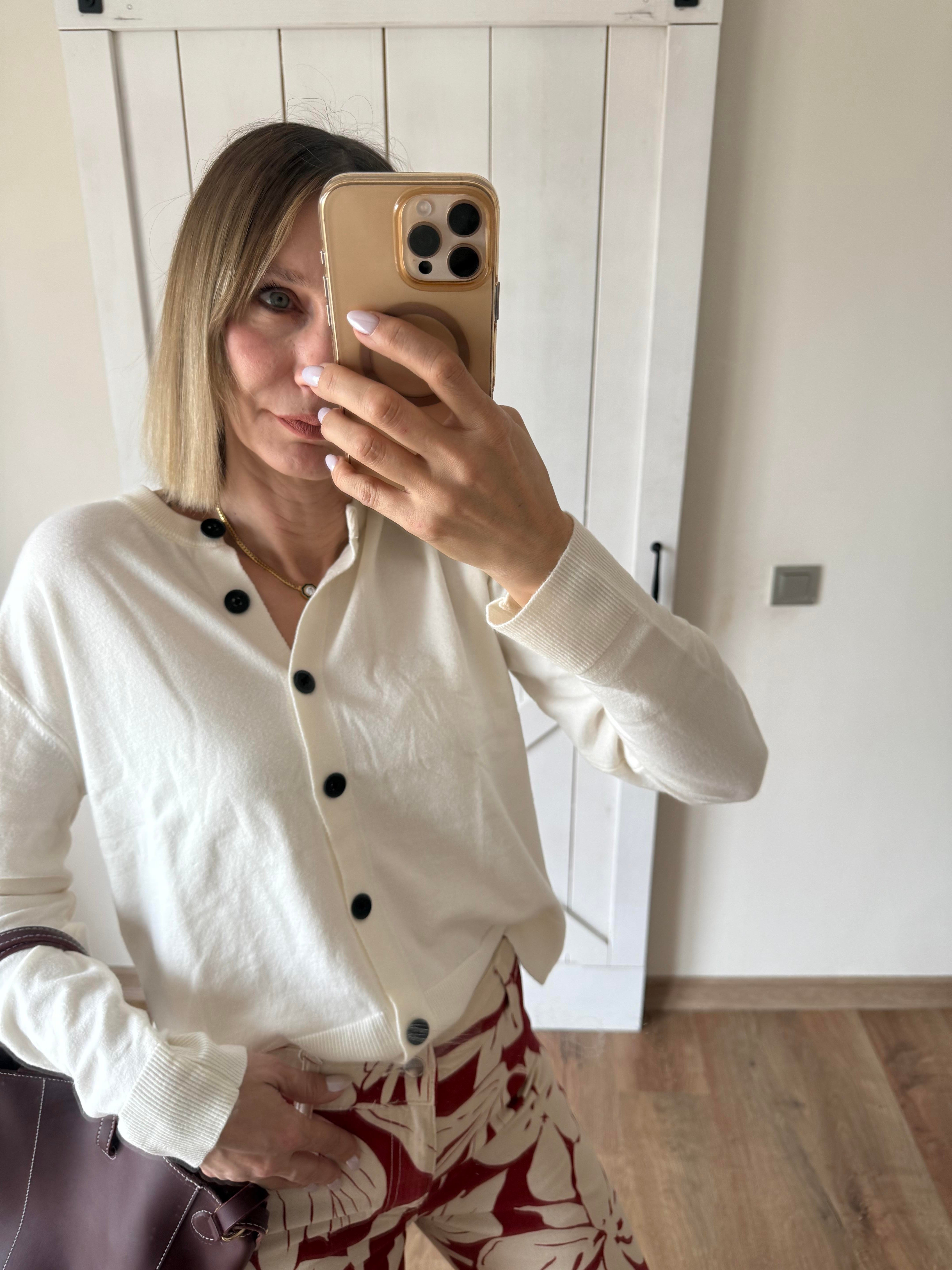 Kırık Beyaz Düğmeli Hırka