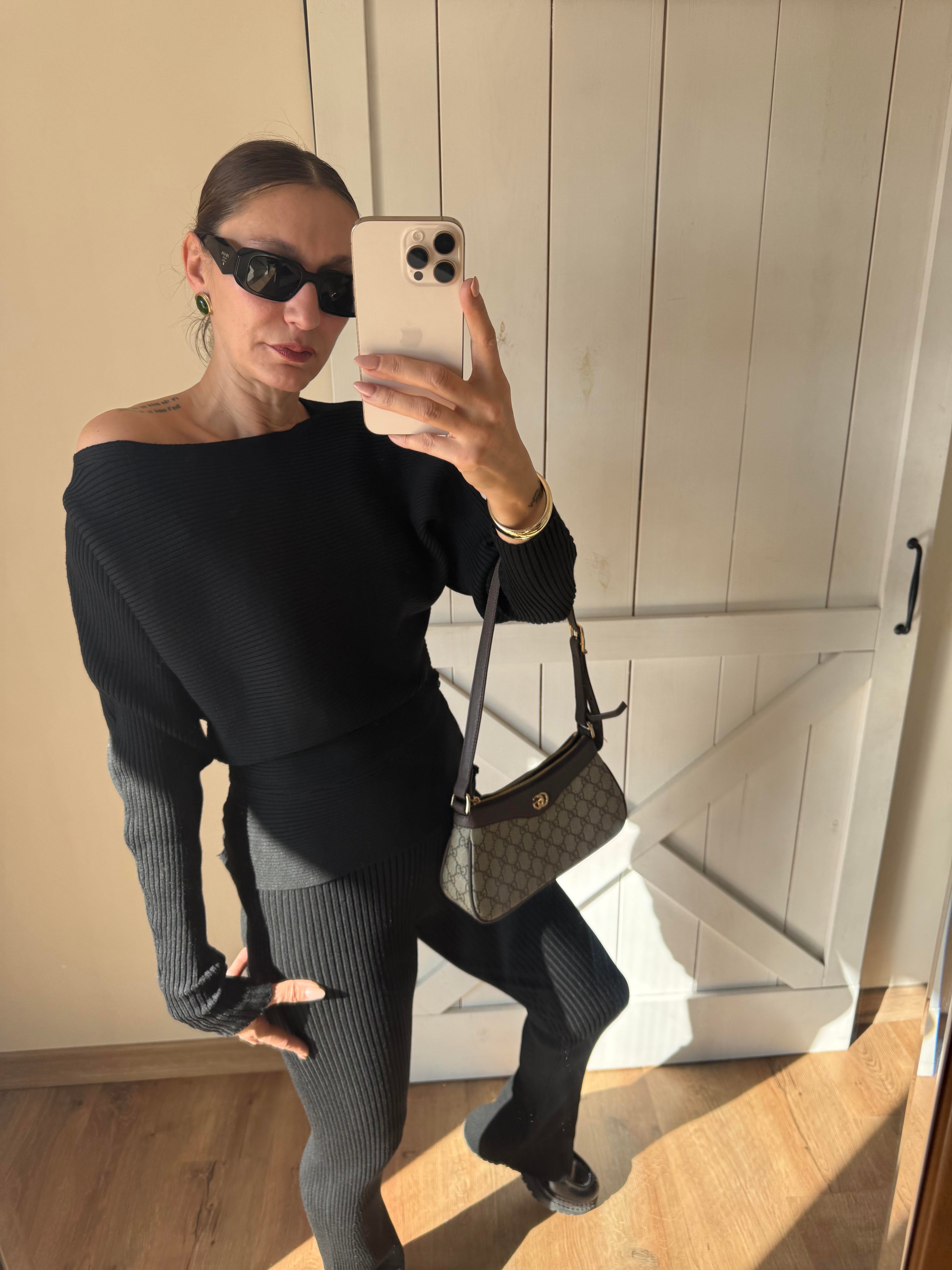 Marka Model Siyah Omuz Detaylı Triko Takım