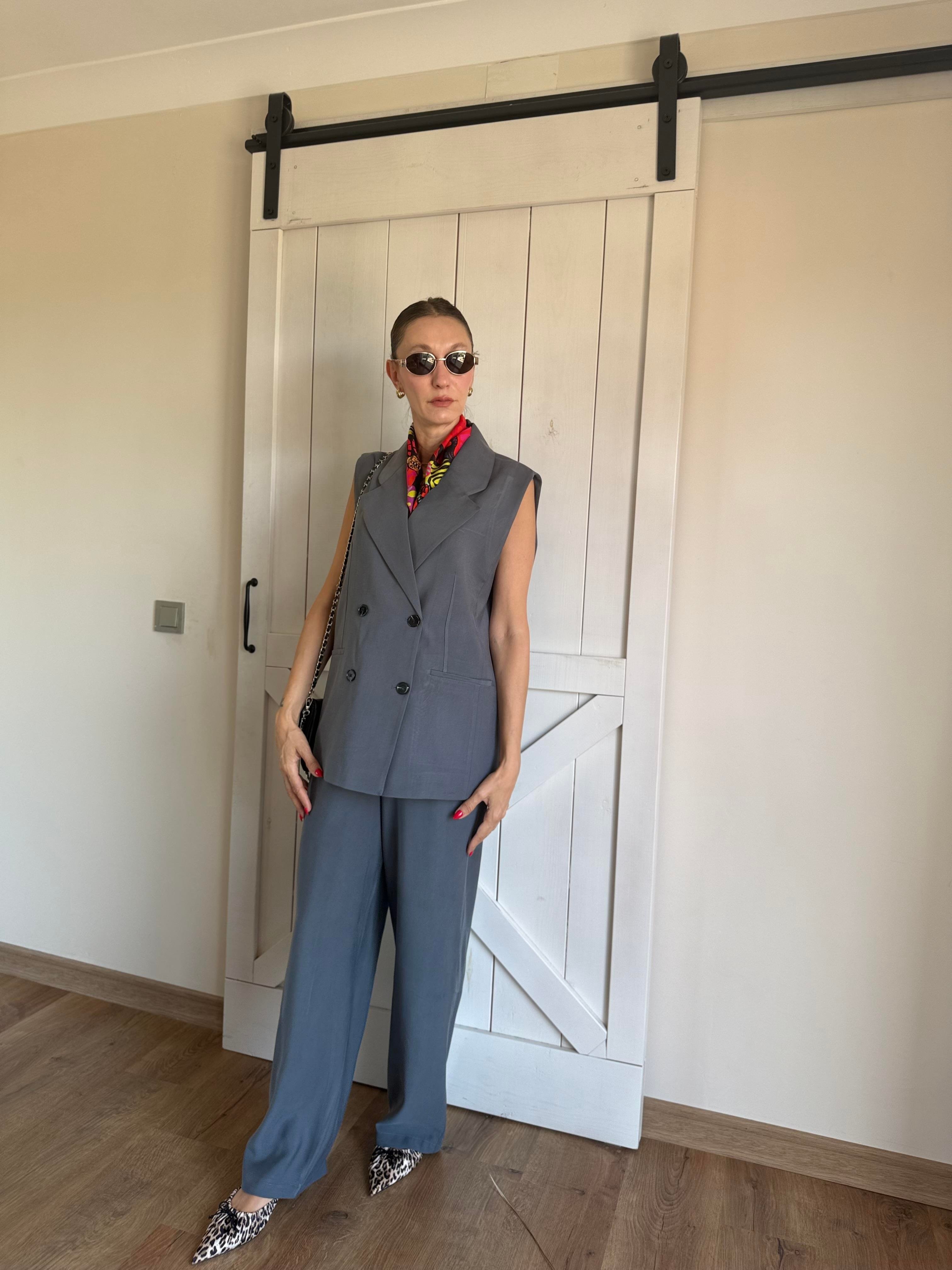 Tensel Siyah Düğmeli Gri Yelek Pantolon Takım