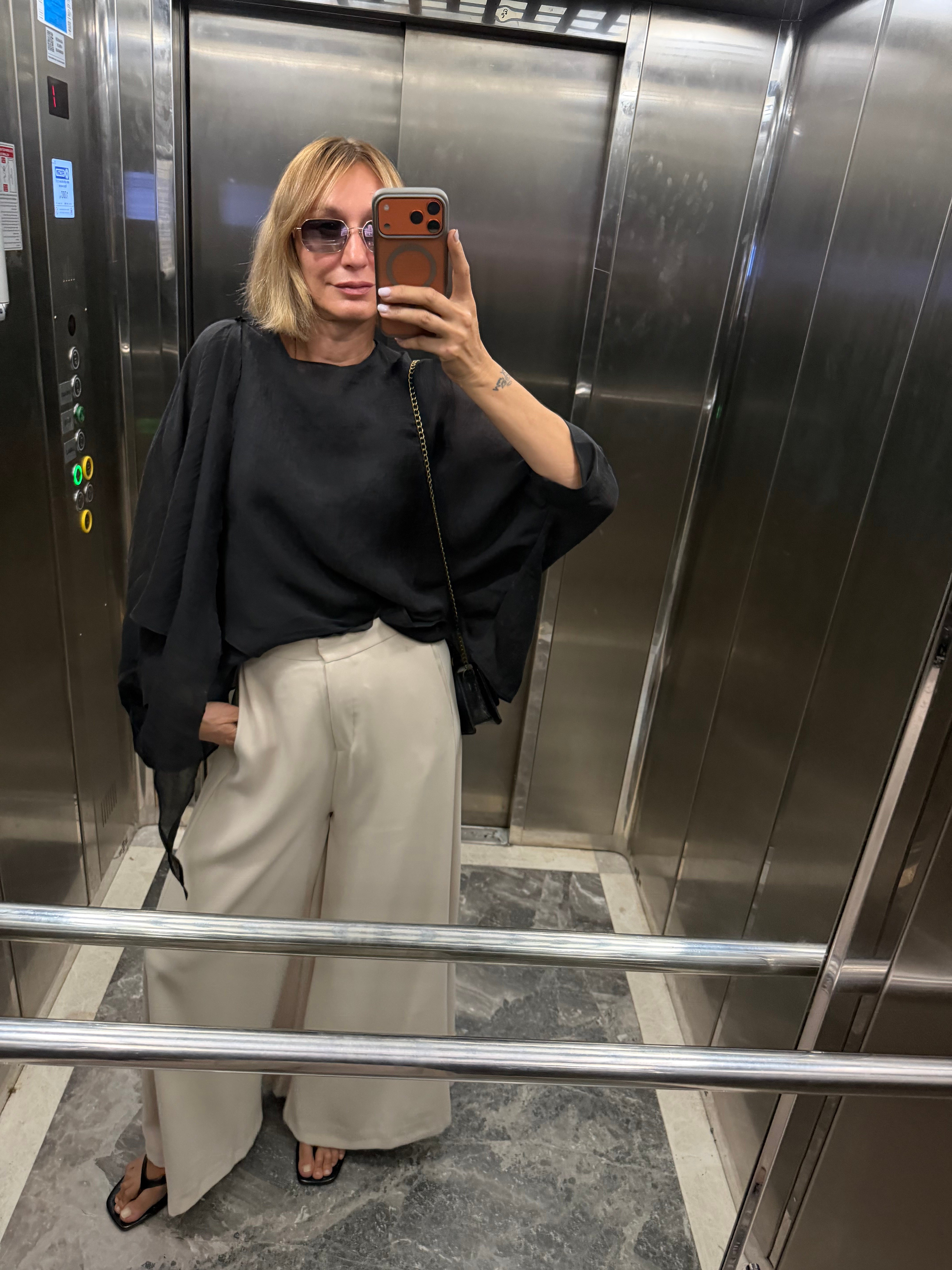 Tül Siyah Düğme Detaylı Bluz