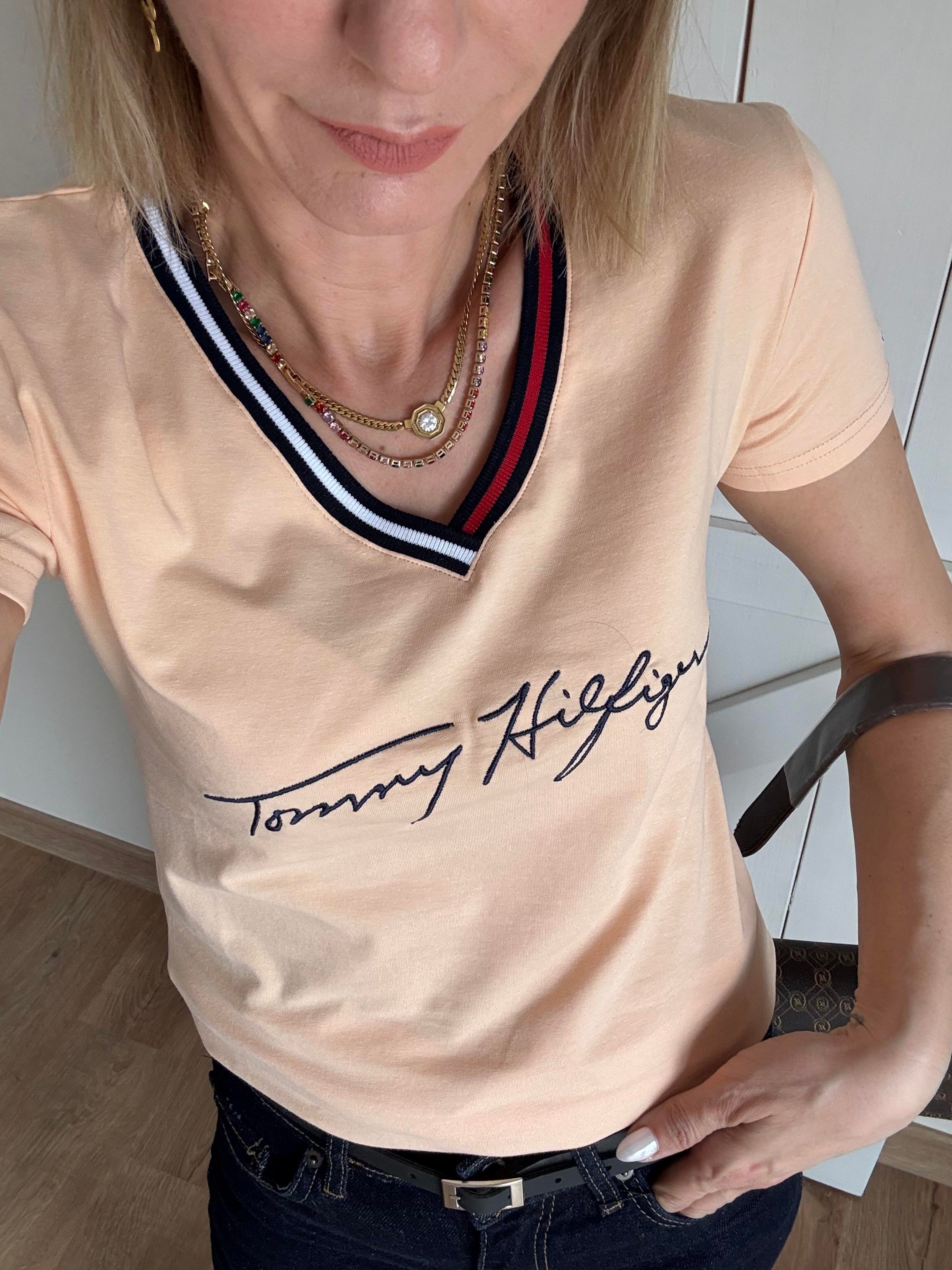 V Yaka Yavruağzı Tshirt