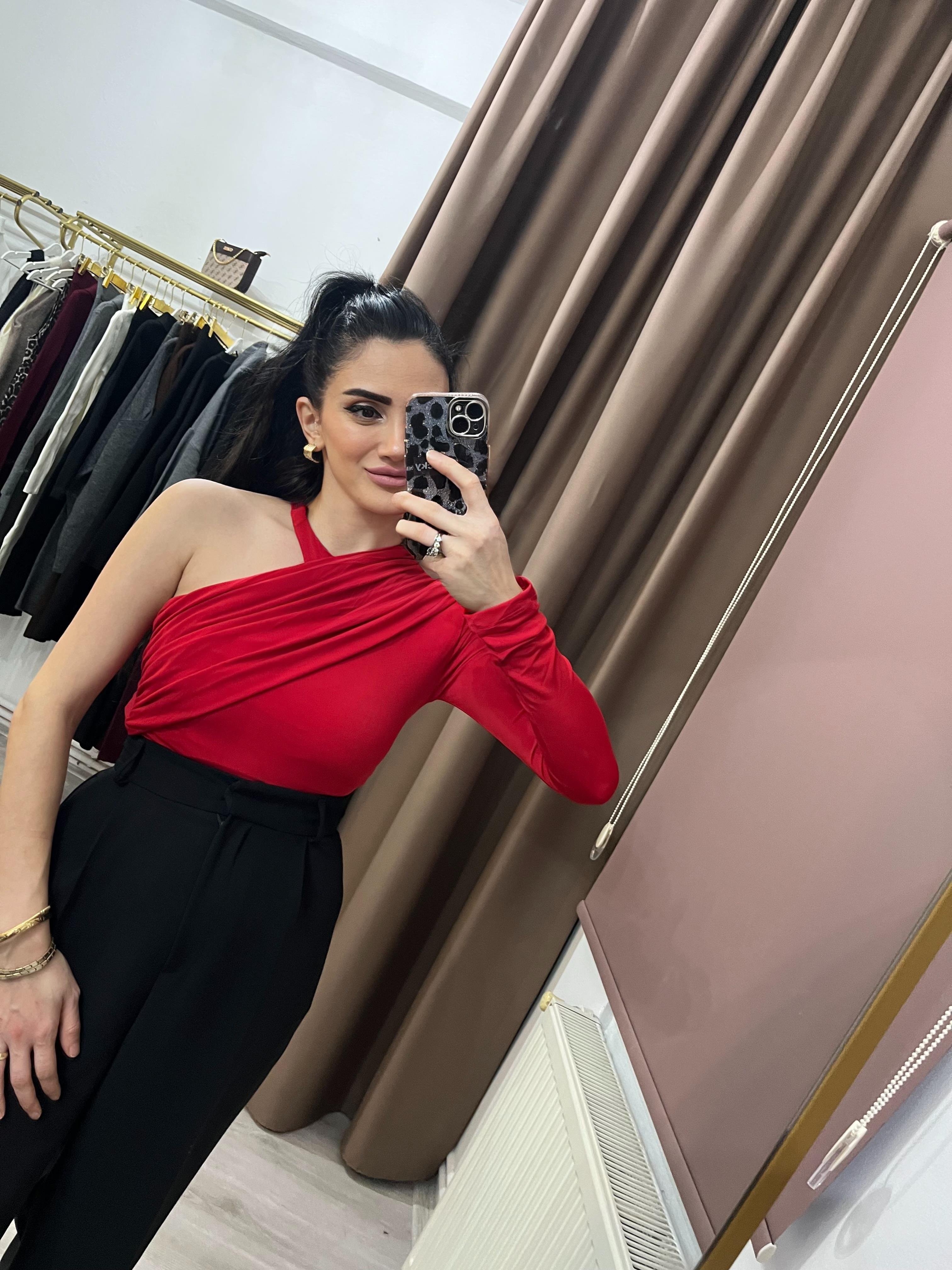 Omuz Detaylı Kırmızı Body