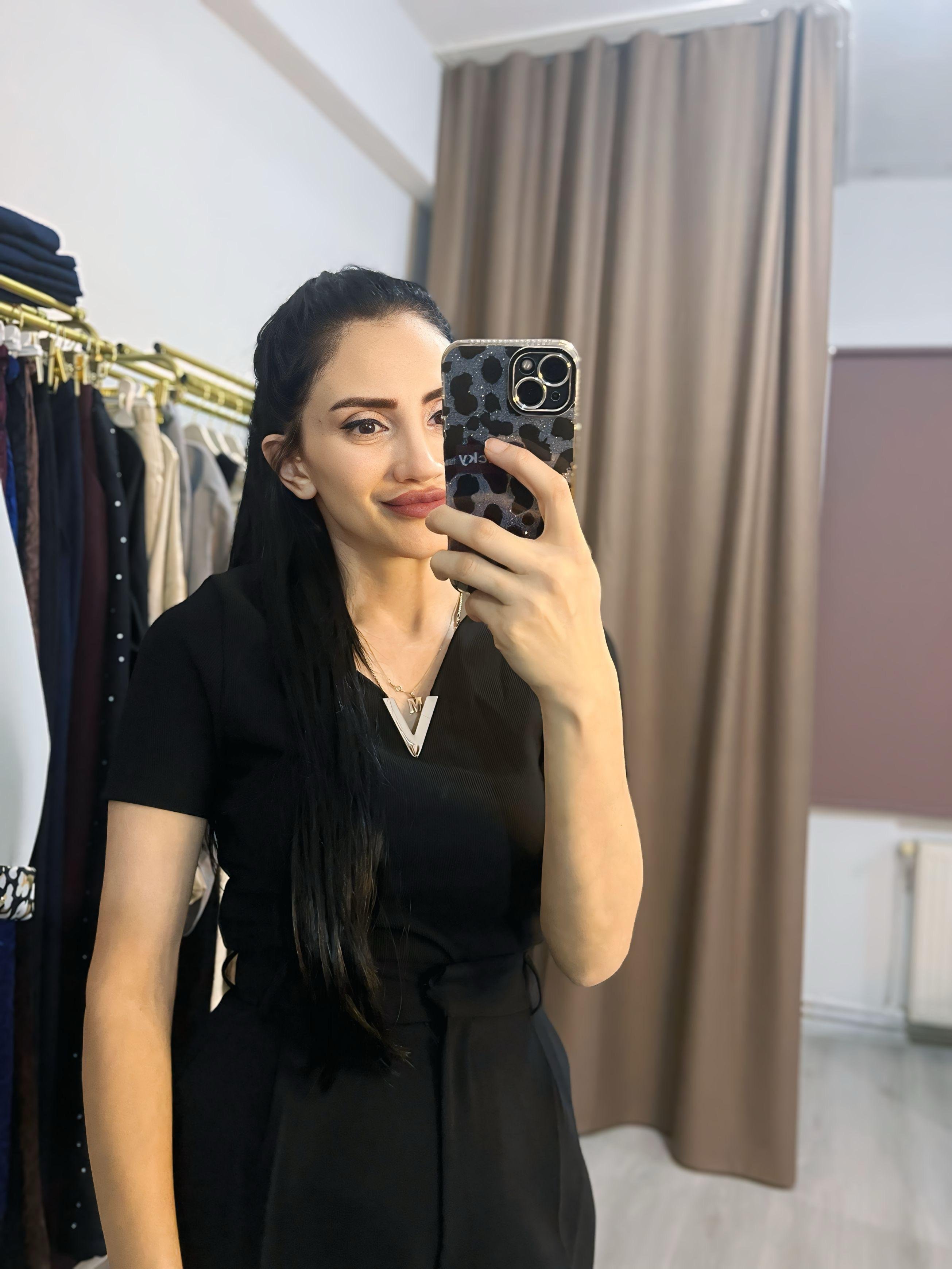 V Tokalı Siyah Bluz