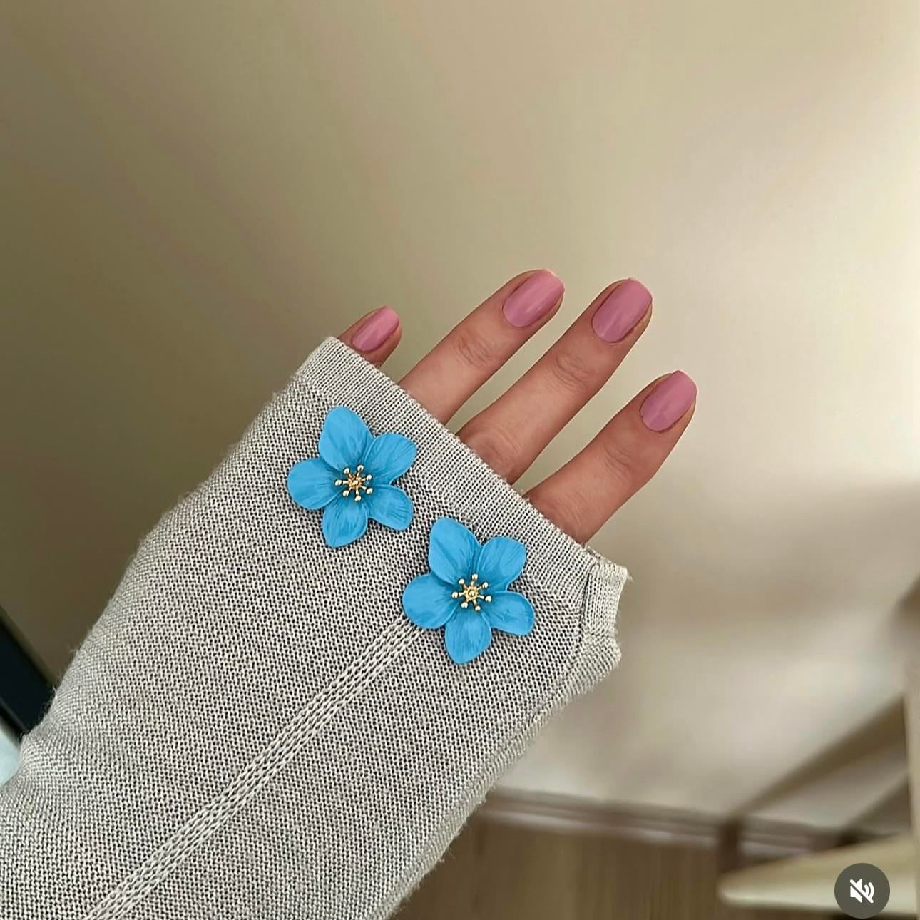 Mavi Çiçek Figürlü Küpe