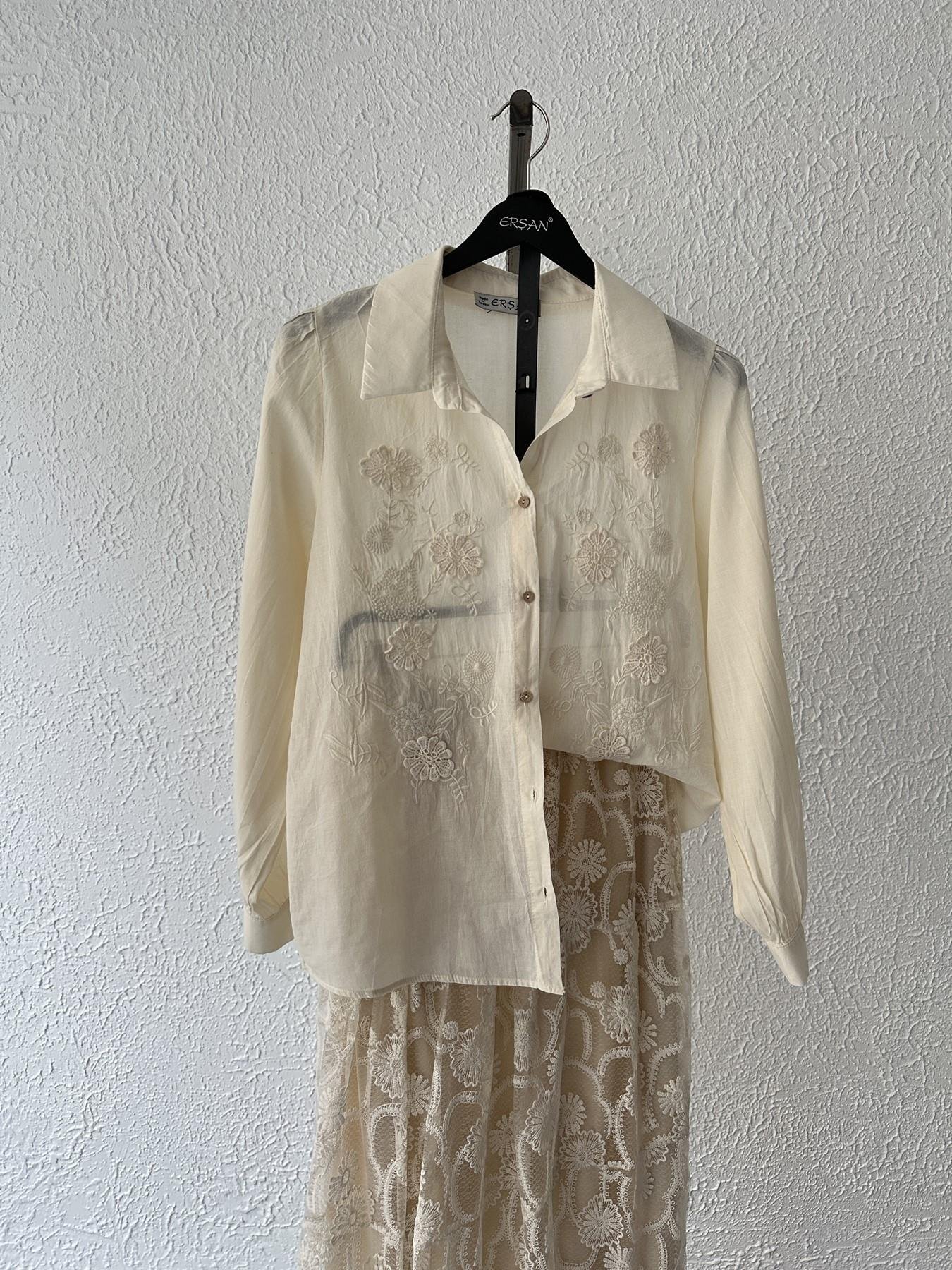 Çiçek Nakışlı Gömlek Bej
