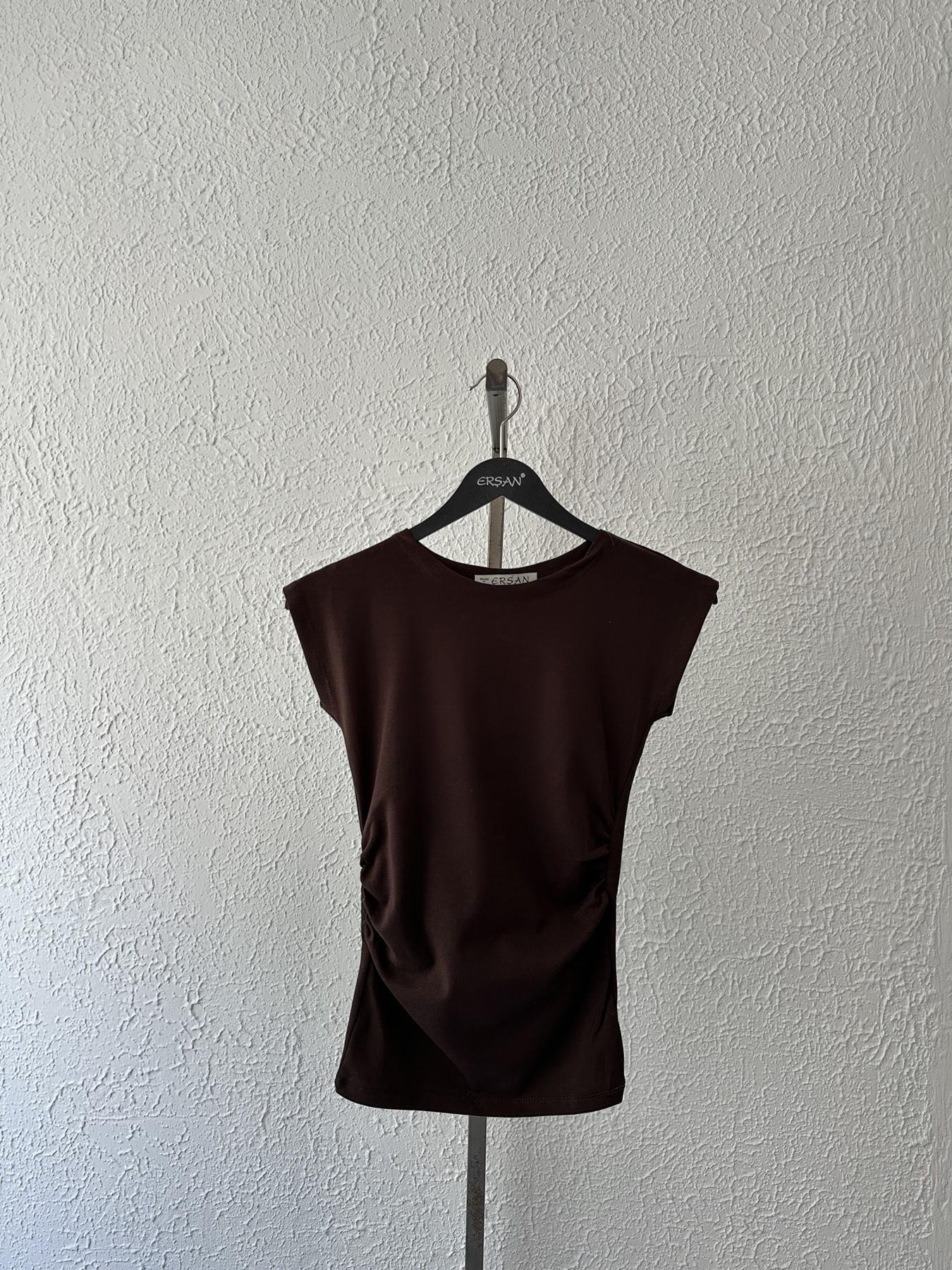 Kolsuz Yanı Büzgülü Tişört Kahve