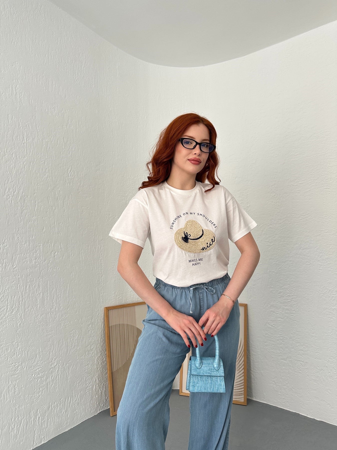 Şapka Nakışlı Bisiklet Yaka Tişört Ekru
