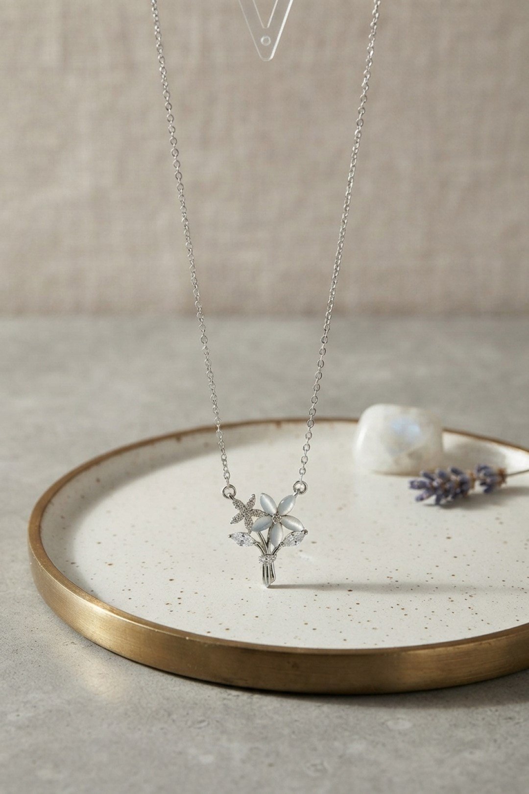 Pirinç Gümüş Renk Zirkon Taşlı Çiçek Model Kadın Kolye