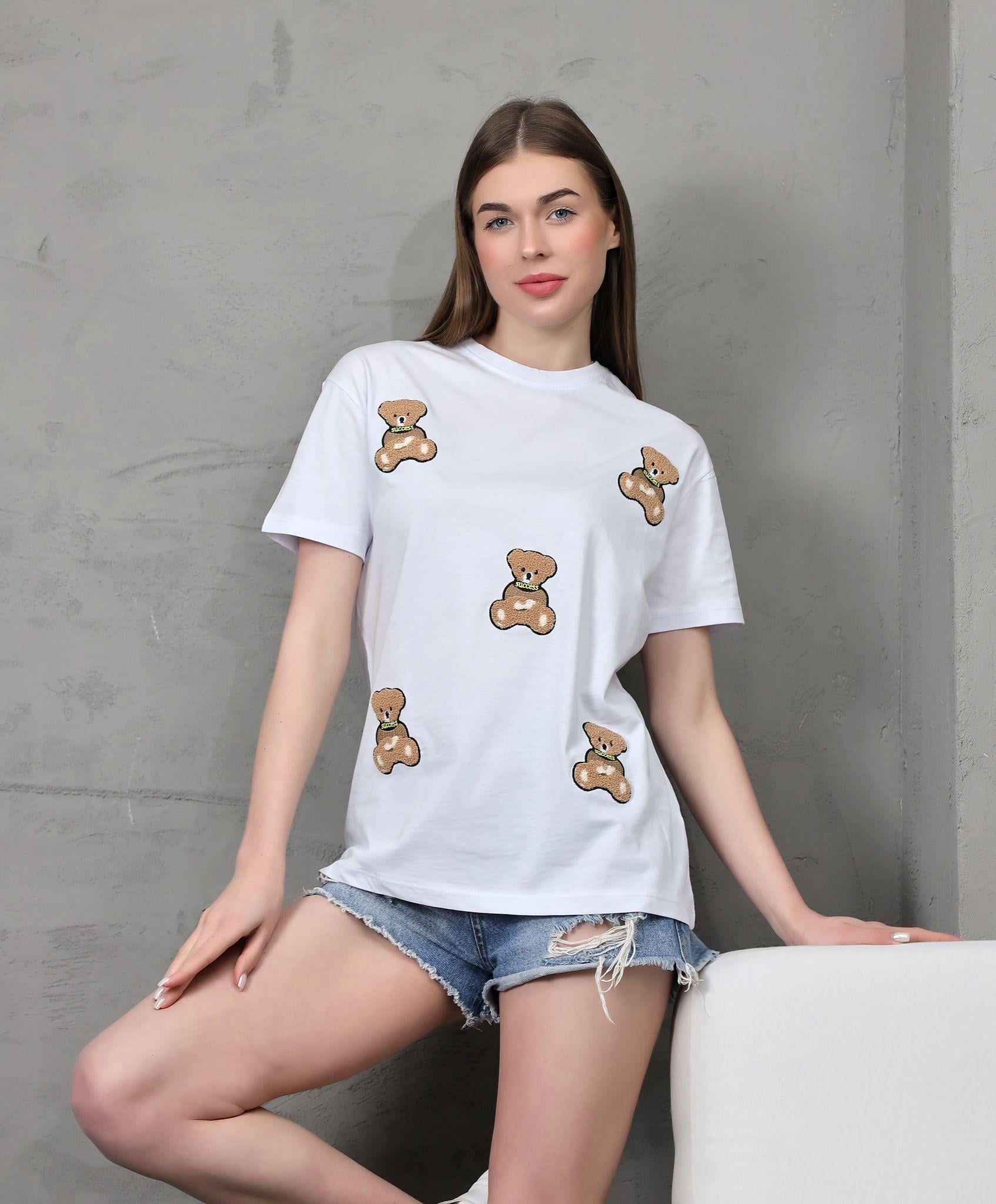 Genç Kadın Ayıcık Süzene Nakışlı T-shirt