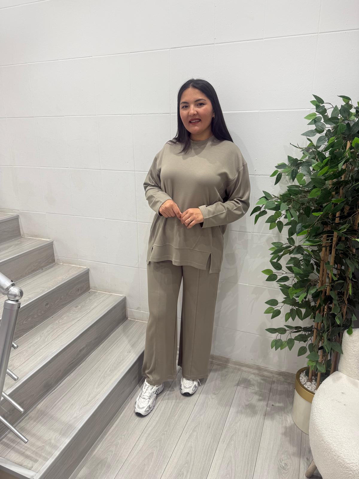 BEYAZ DİKİŞLİ EŞOFMAN TAKIMI