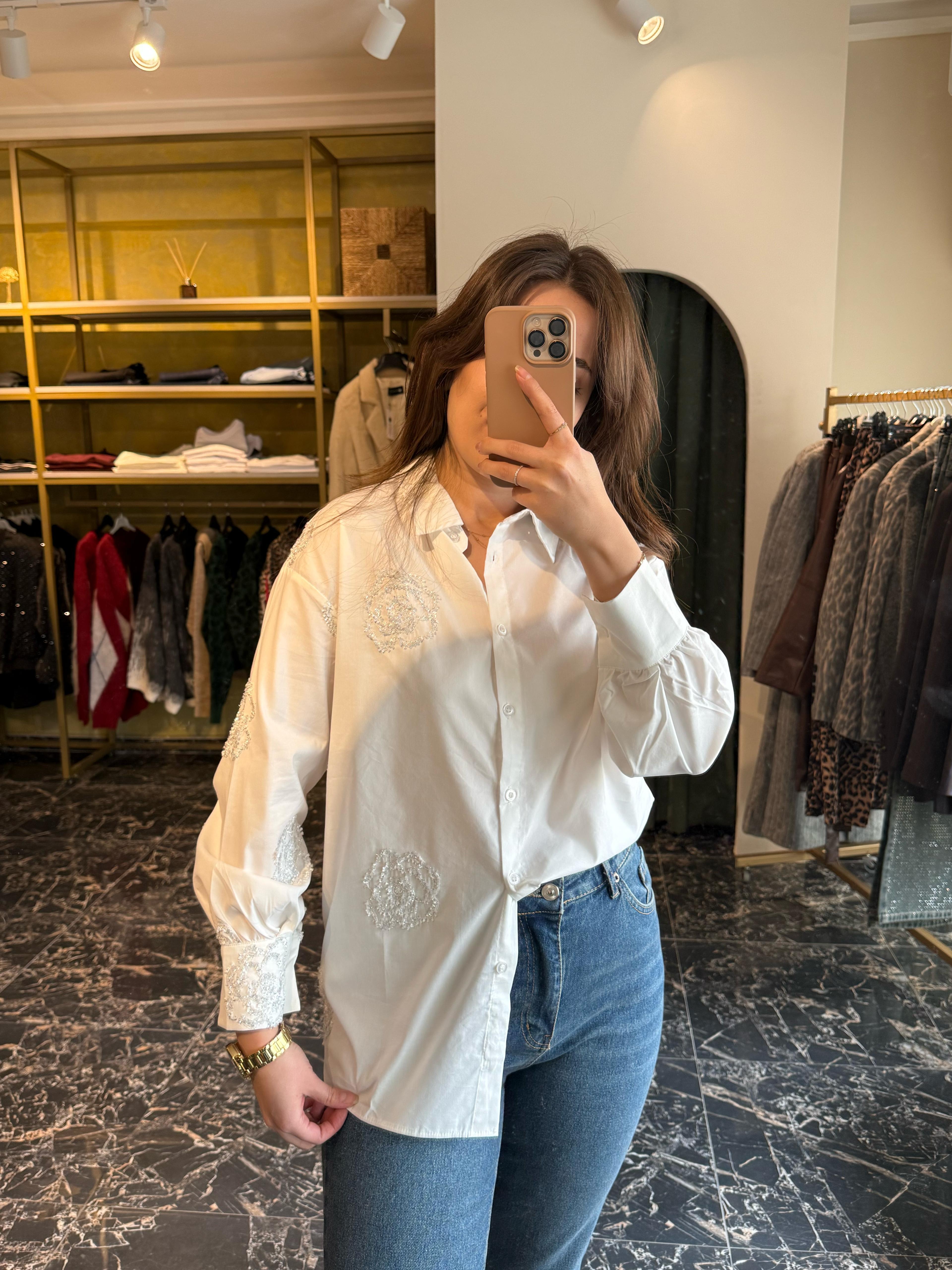 İşlemeli Beyaz Gömlek