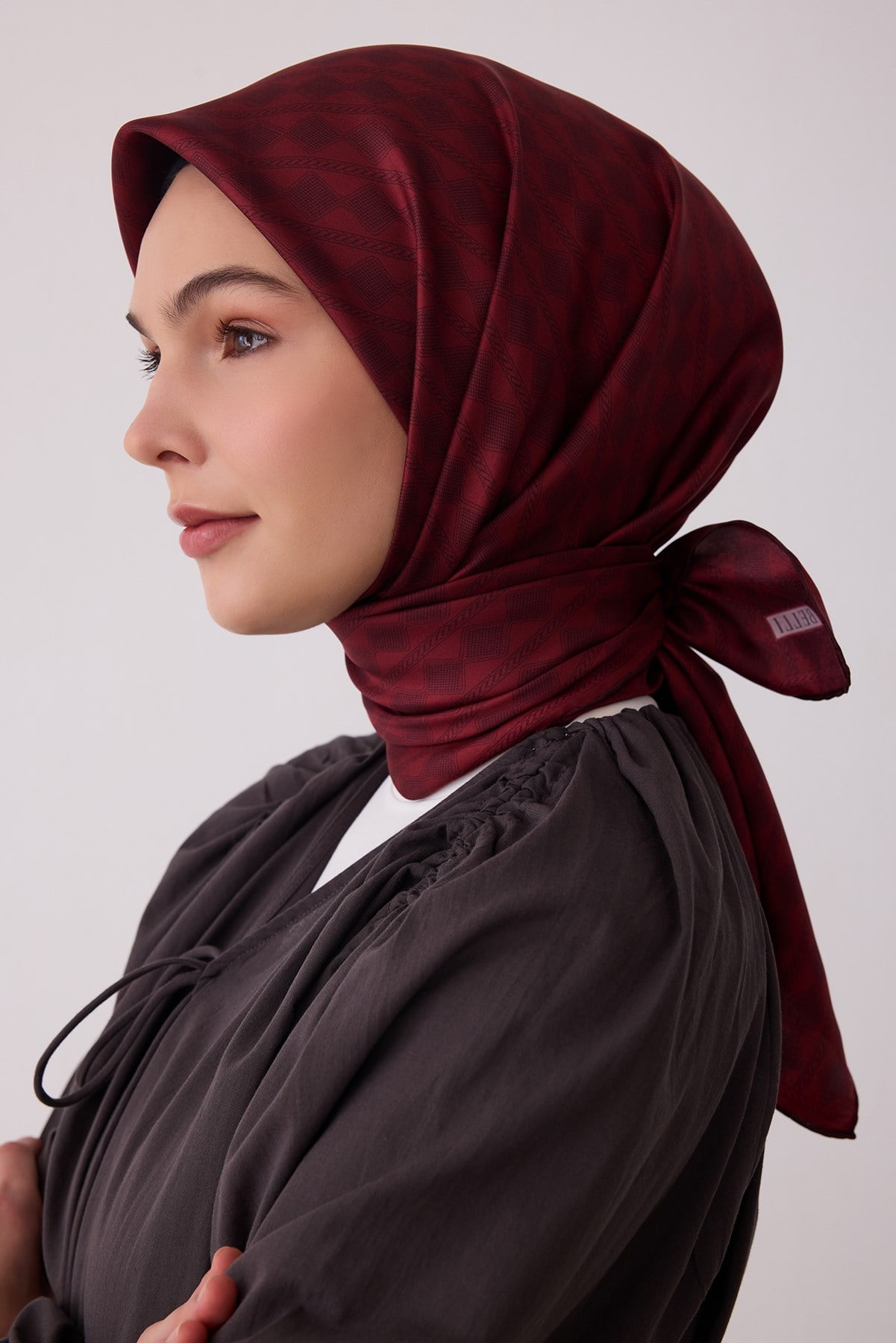 Kırmızı Geometrik Desen %100 Twill İpek Eşarp 4425-52