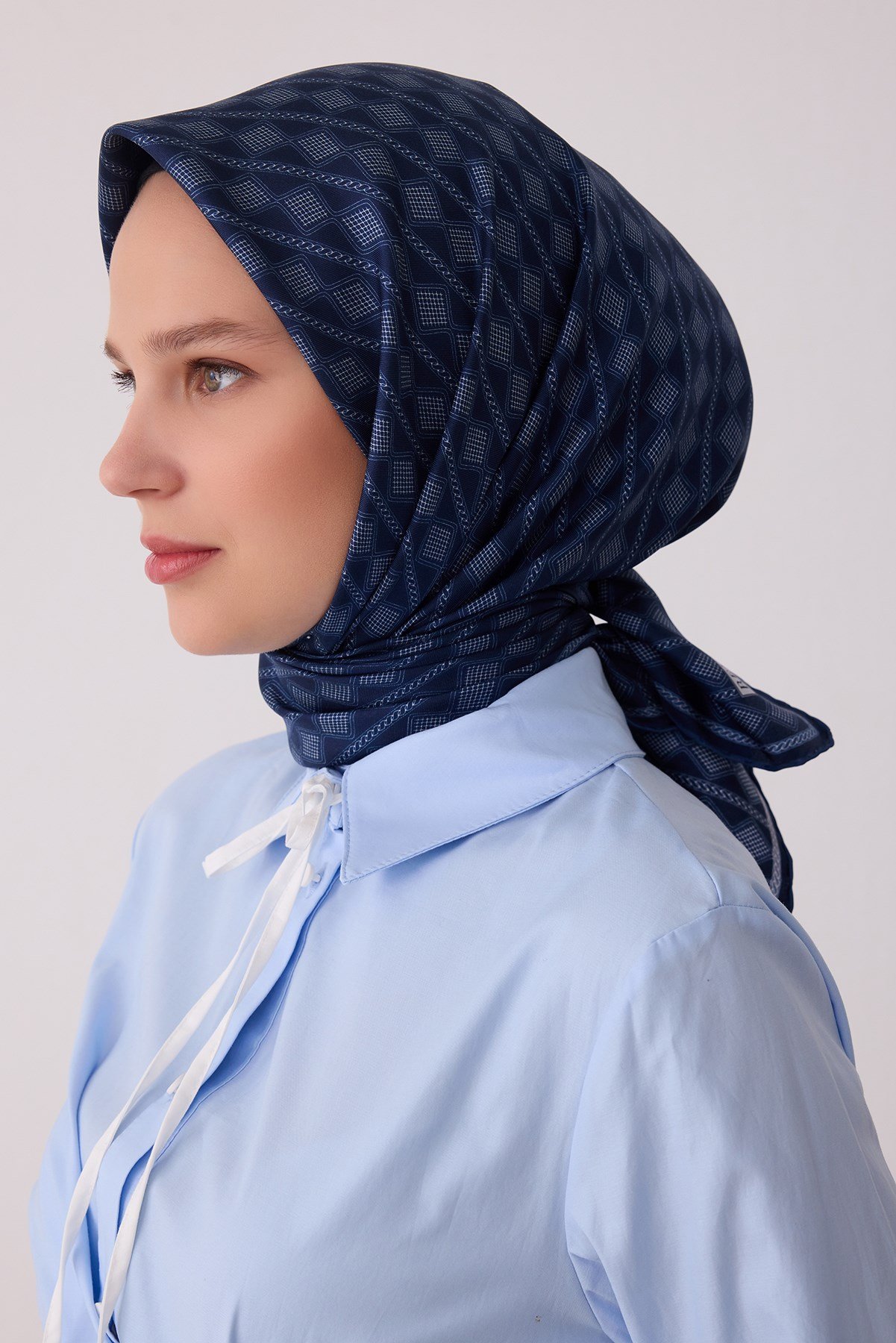 Lacivert Geometrik Desen %100 Twill İpek Eşarp 4425-90