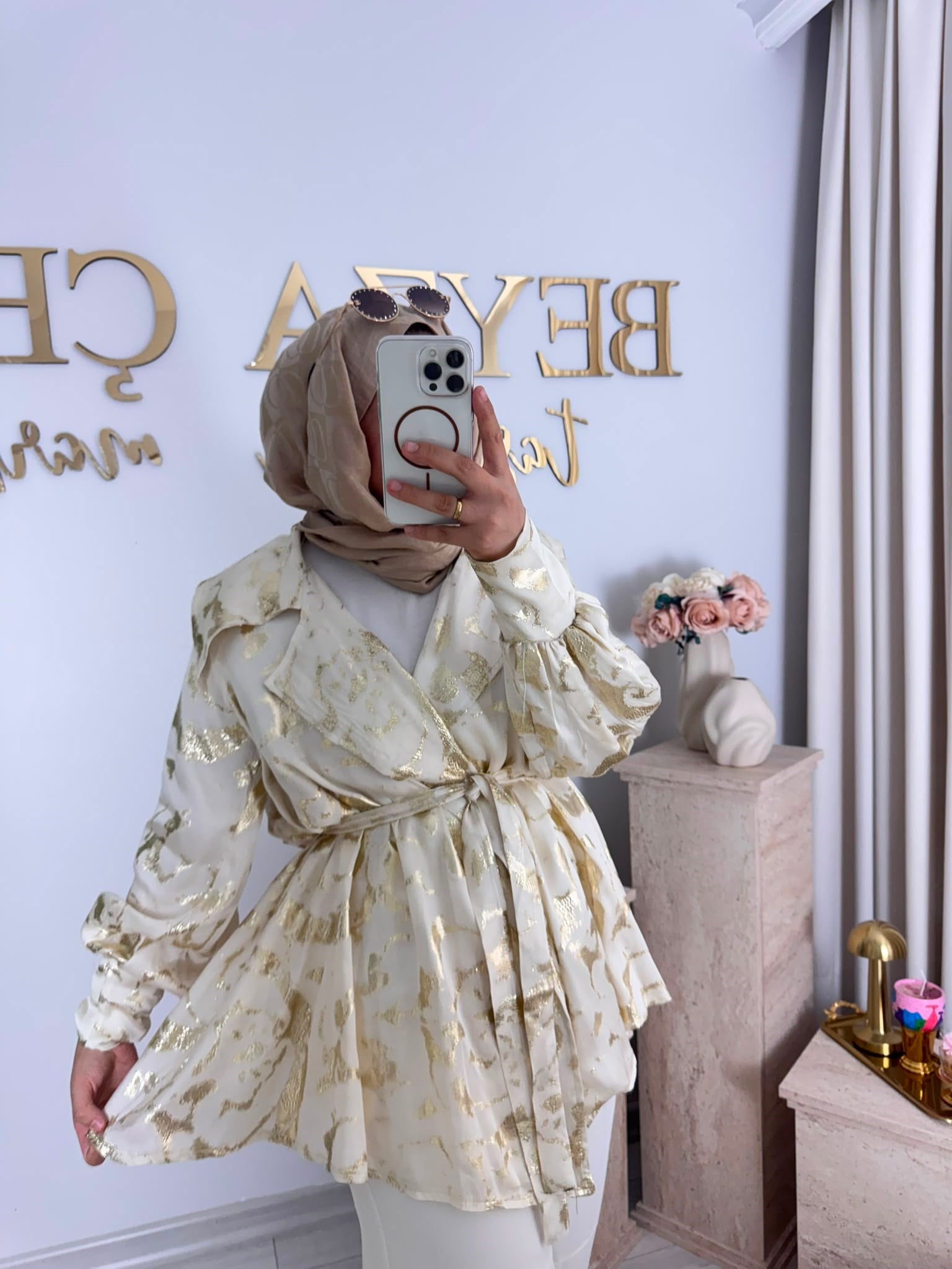 Varaklı Beyaz Gold Ceket