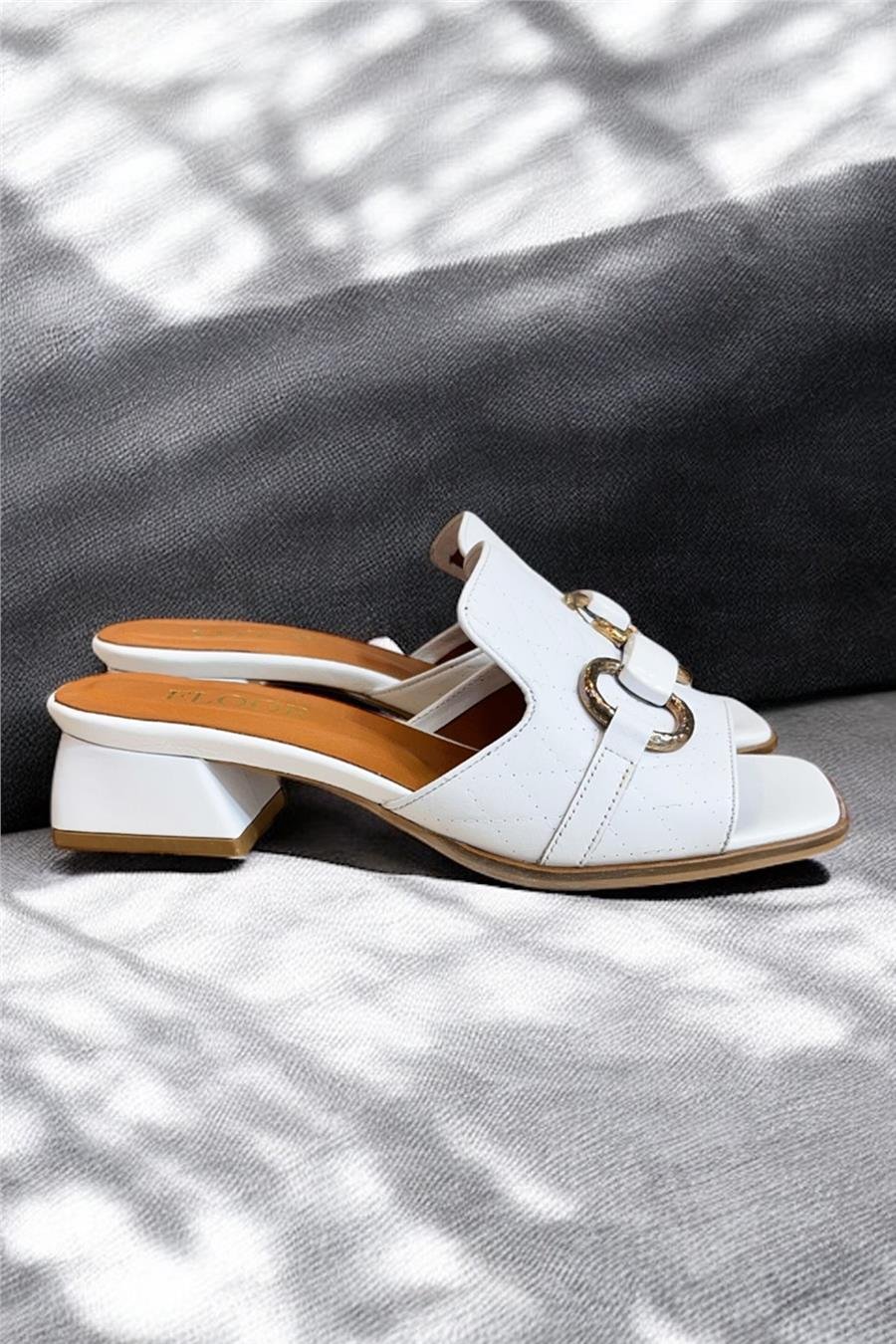 Beyaz Hakiki Deri Tek Bant Üzeri Toka Detaylı Topuklu Terlik