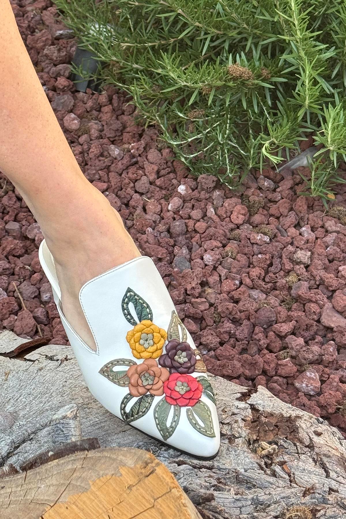 Ekru Hakiki  Deri Çiçek Motifli El Yapımı Terlik 