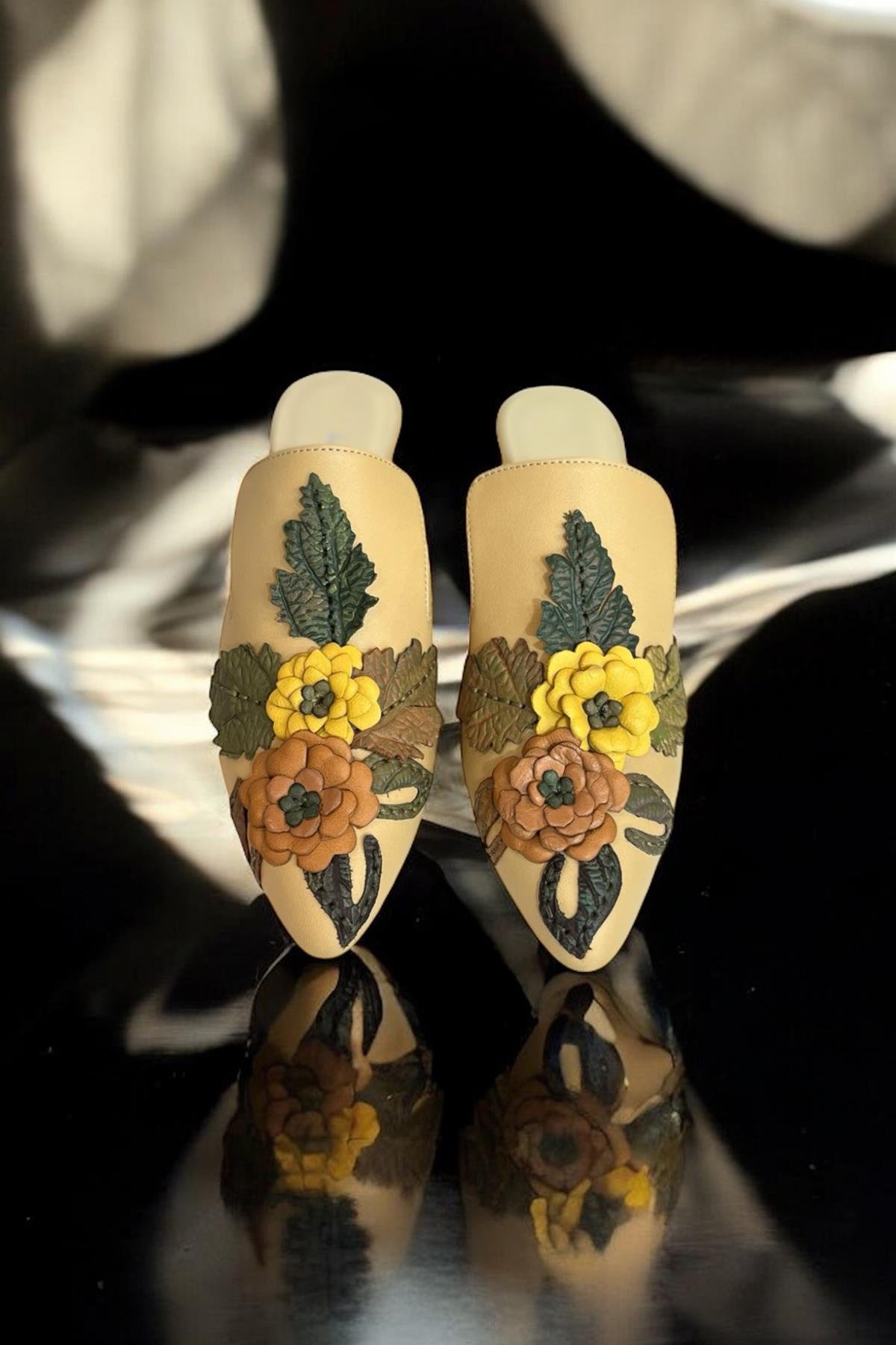 Fildişi Hakiki  Deri Çiçek Motifli El Yapımı Terlik 