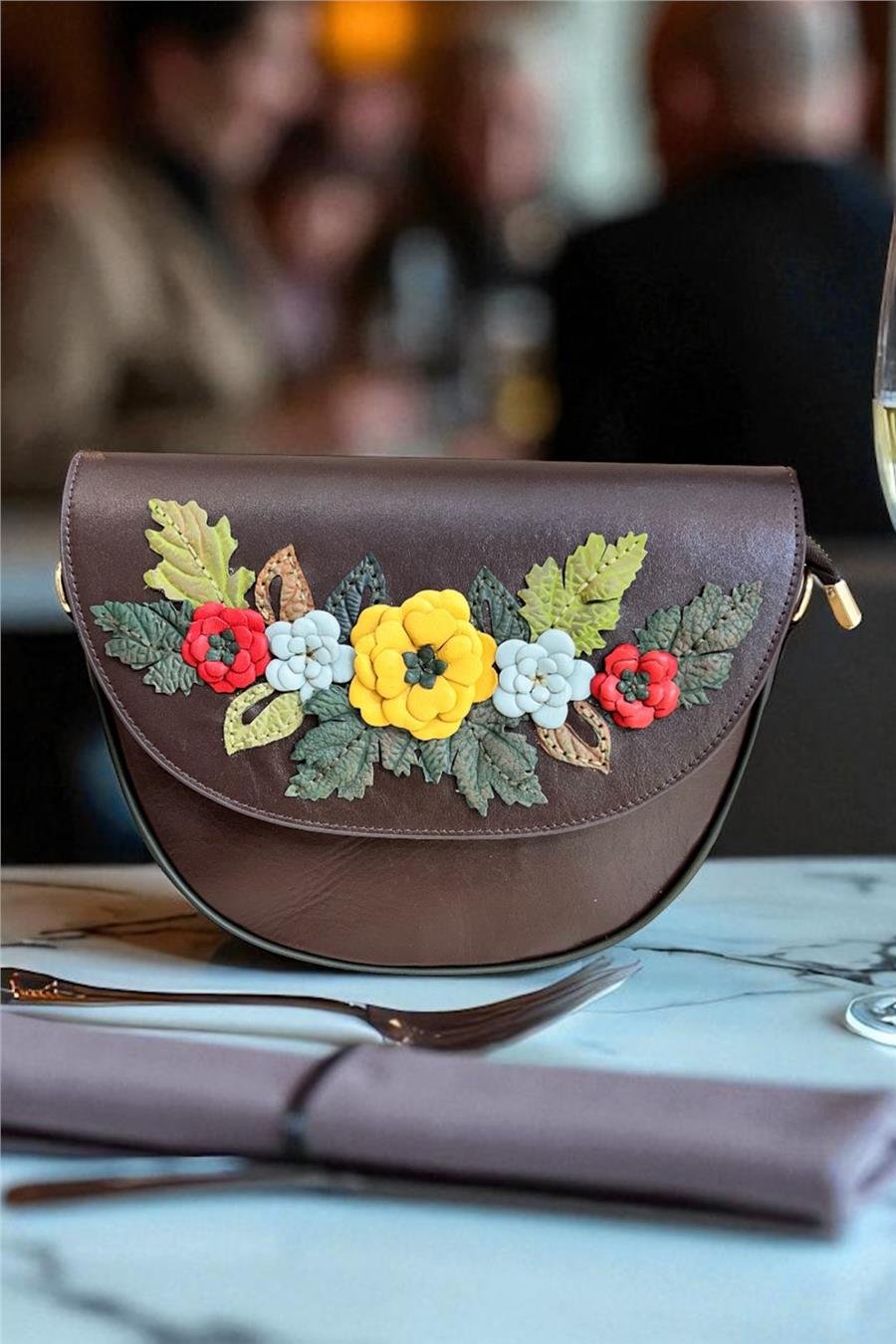 Kahve Hakiki Deri Çiçek Motifli El Yapımı Çapraz  Çanta