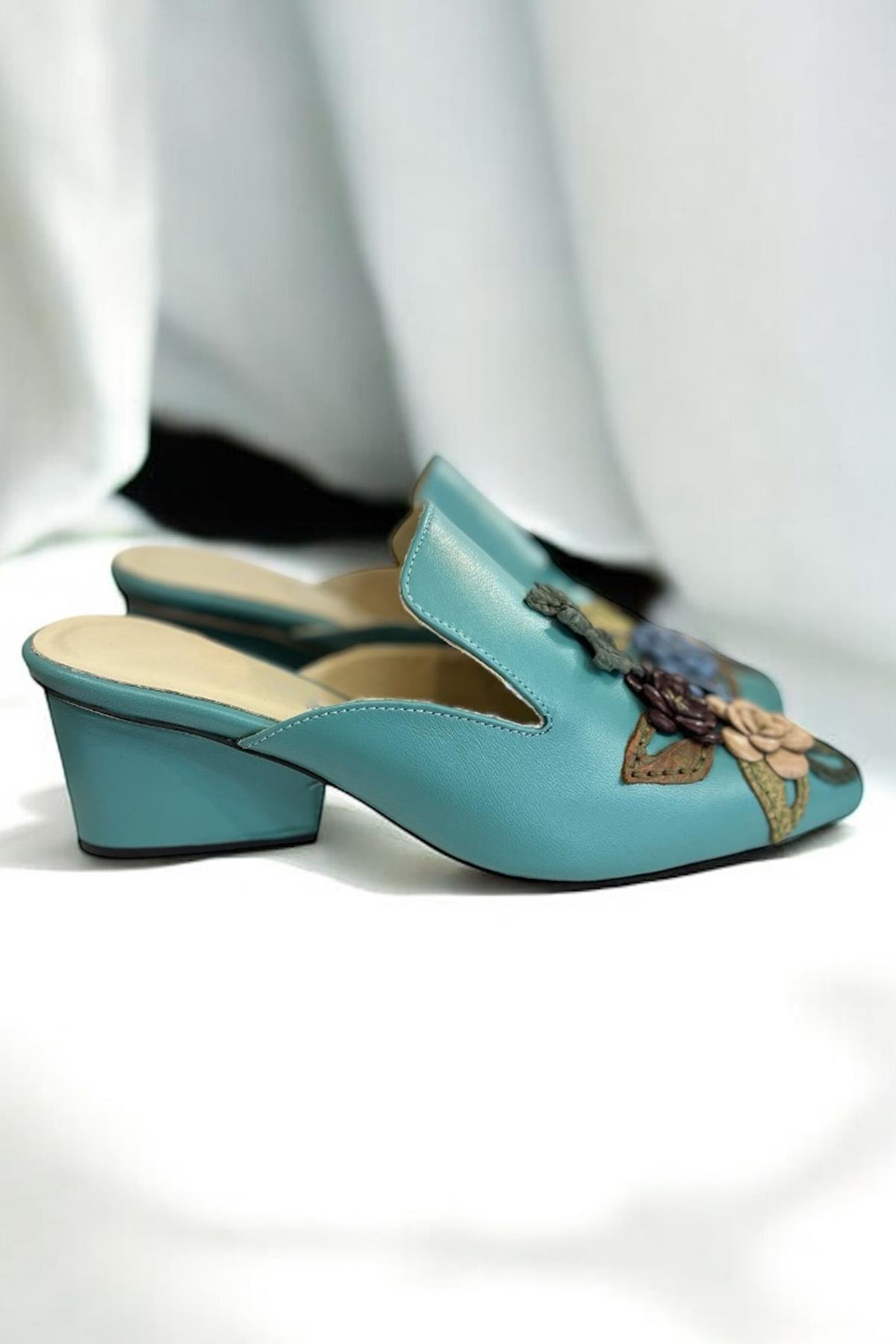 Turkuaz Hakiki  Deri Çiçek Motifli El Yapımı Terlik 