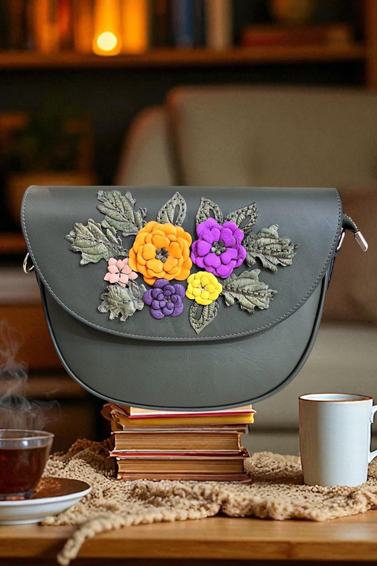 Yağ Yeşili Hakiki Deri Çiçek Motifli El Yapımı Çapraz Çanta