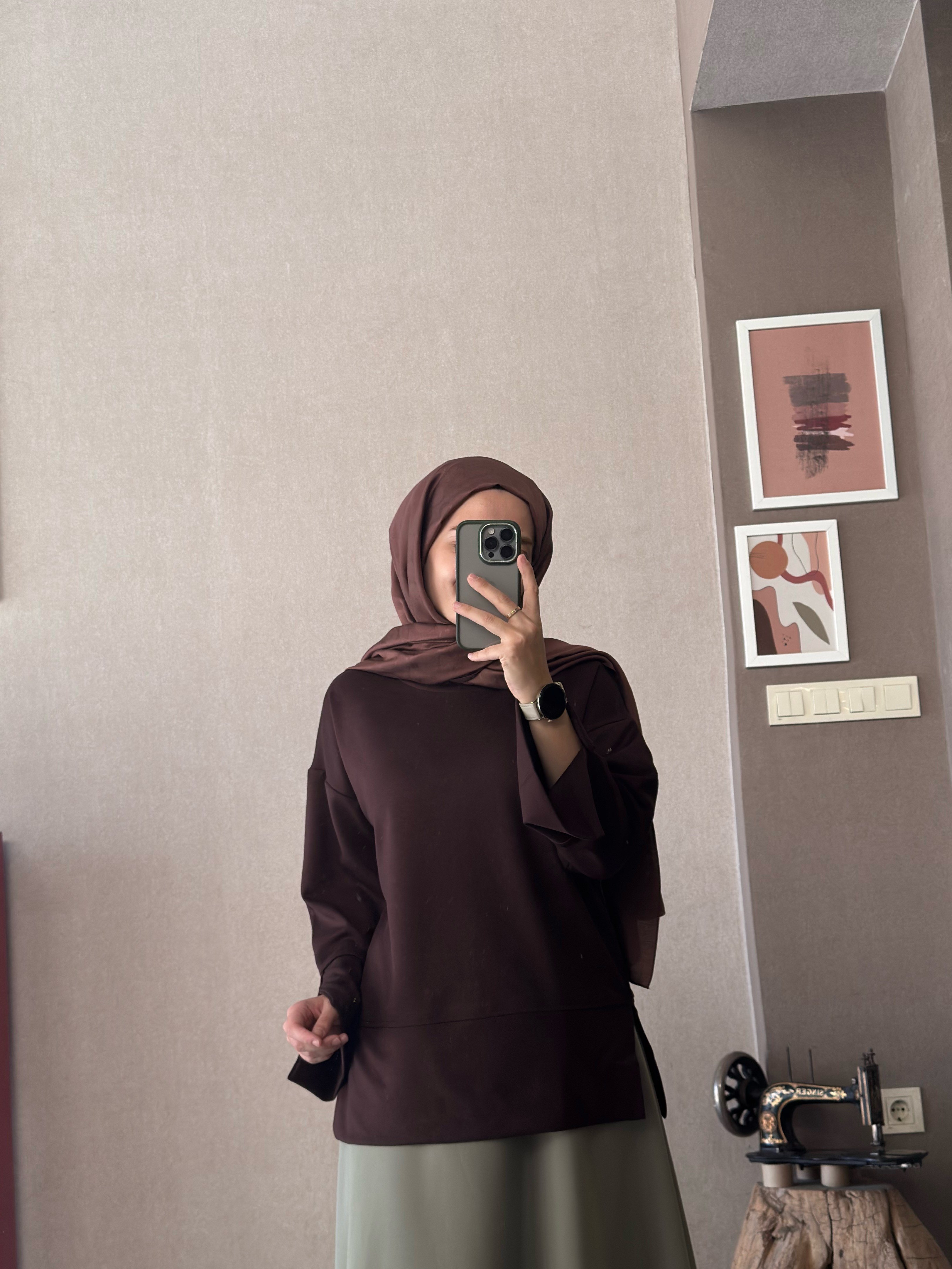 Kahve rengi yandan yırtmaçlı bluz - 1179