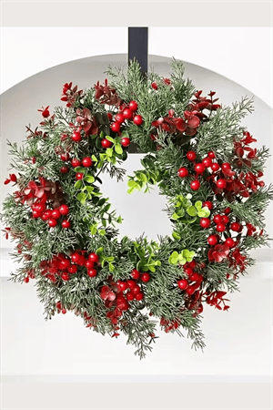 45 cm (17.71 inç) Festive Yapay Noel Çelengi – Çam Yaprakları ve Kırmızı Meyveler | Klasik Duvar & Kapı Süsü | Elektrik Gerektirmez | Ev ve Parti Dekoru için İdeal