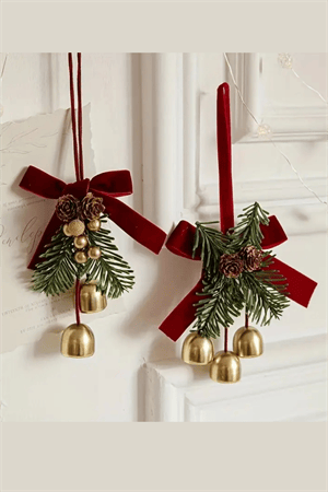 Kırmızı & Altın Noel Kapı Süsü | İkili Çan ve Bordo Kurdele Detaylı Çam Kozalaklı Yılbaşı Kapı Çelengi (1 Adet)
