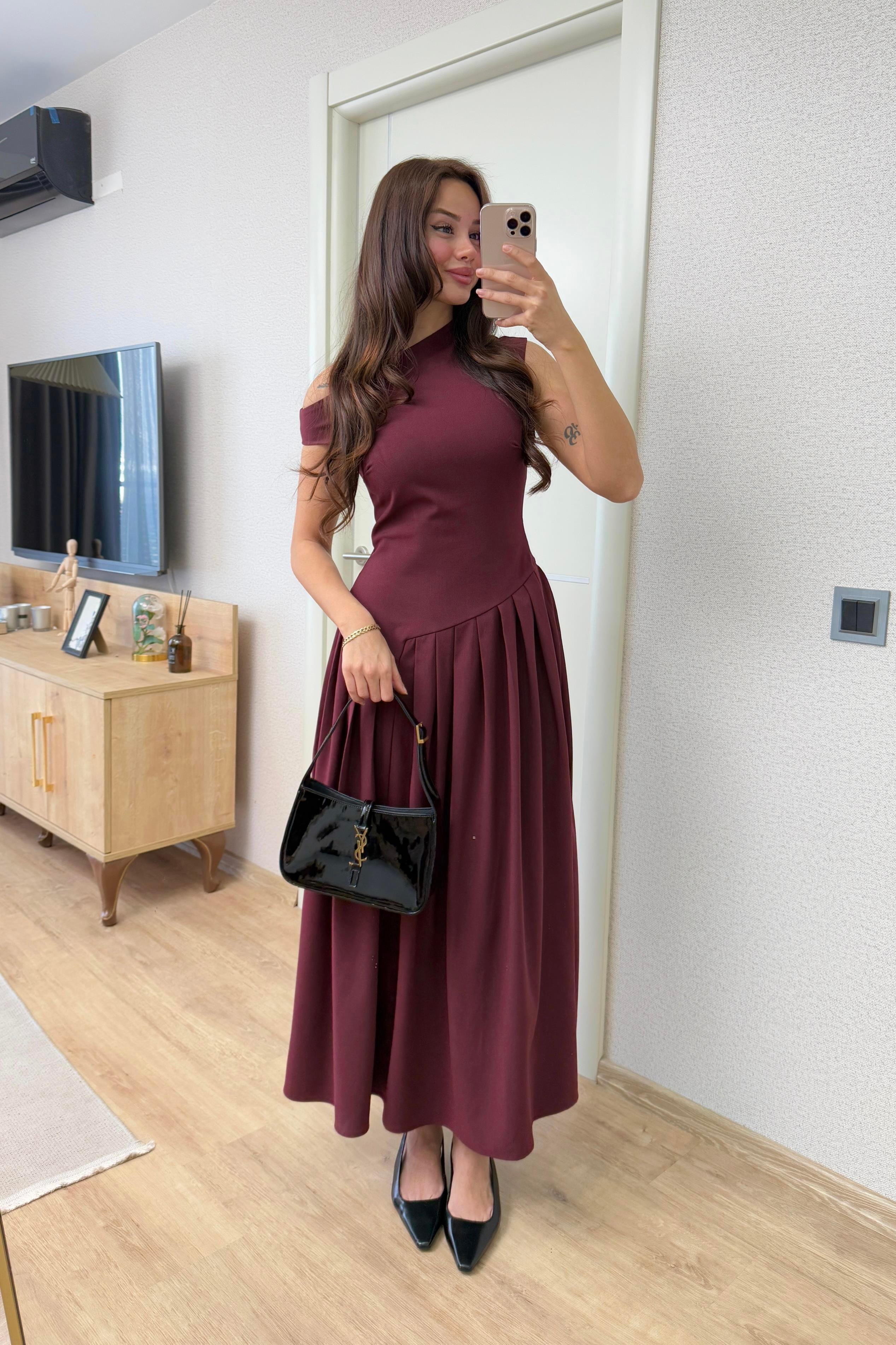 BEL DETAYLI DÜŞÜK YAKA PİLELİ ELBİSE BORDO