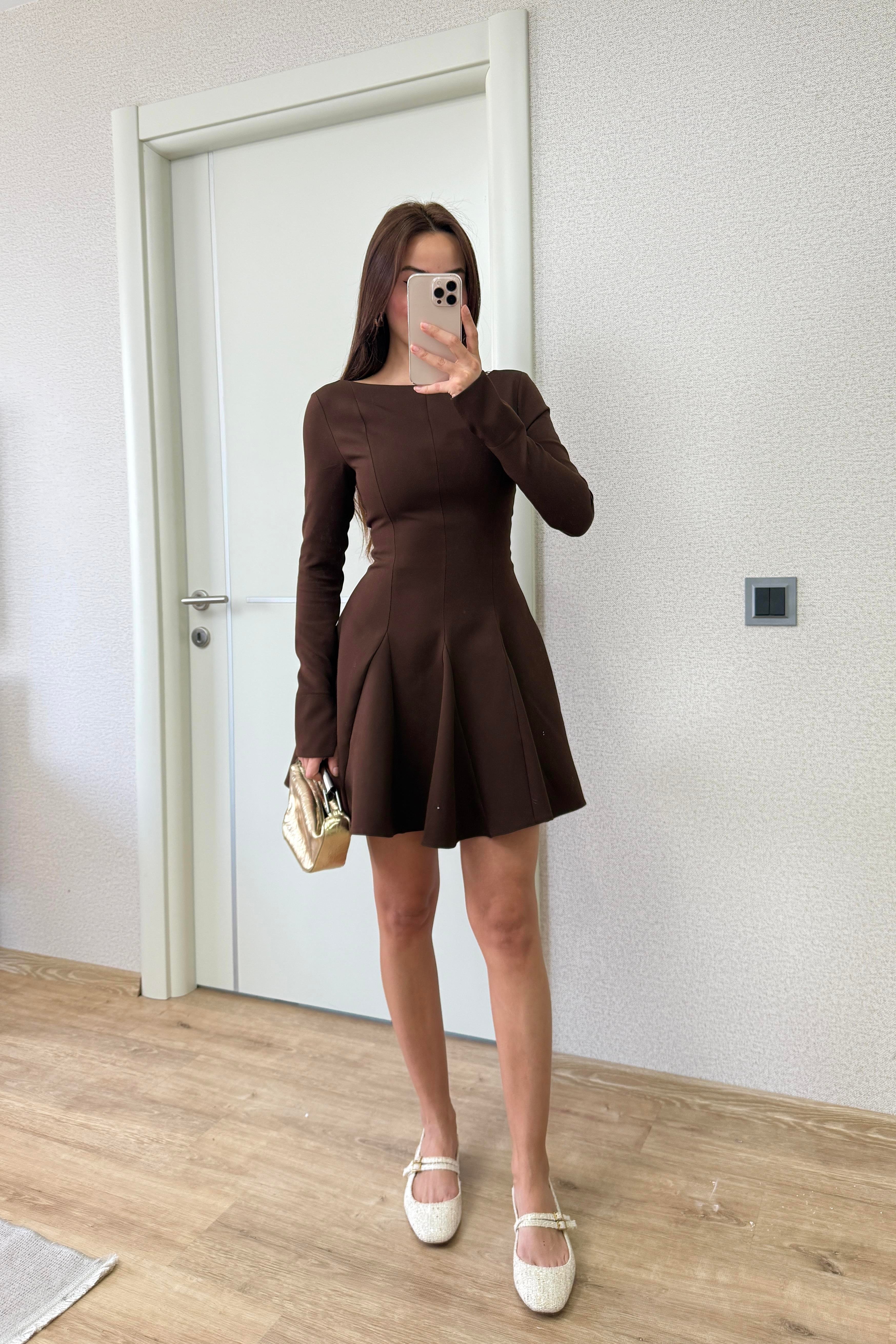 kahve dikis detayli elbise
