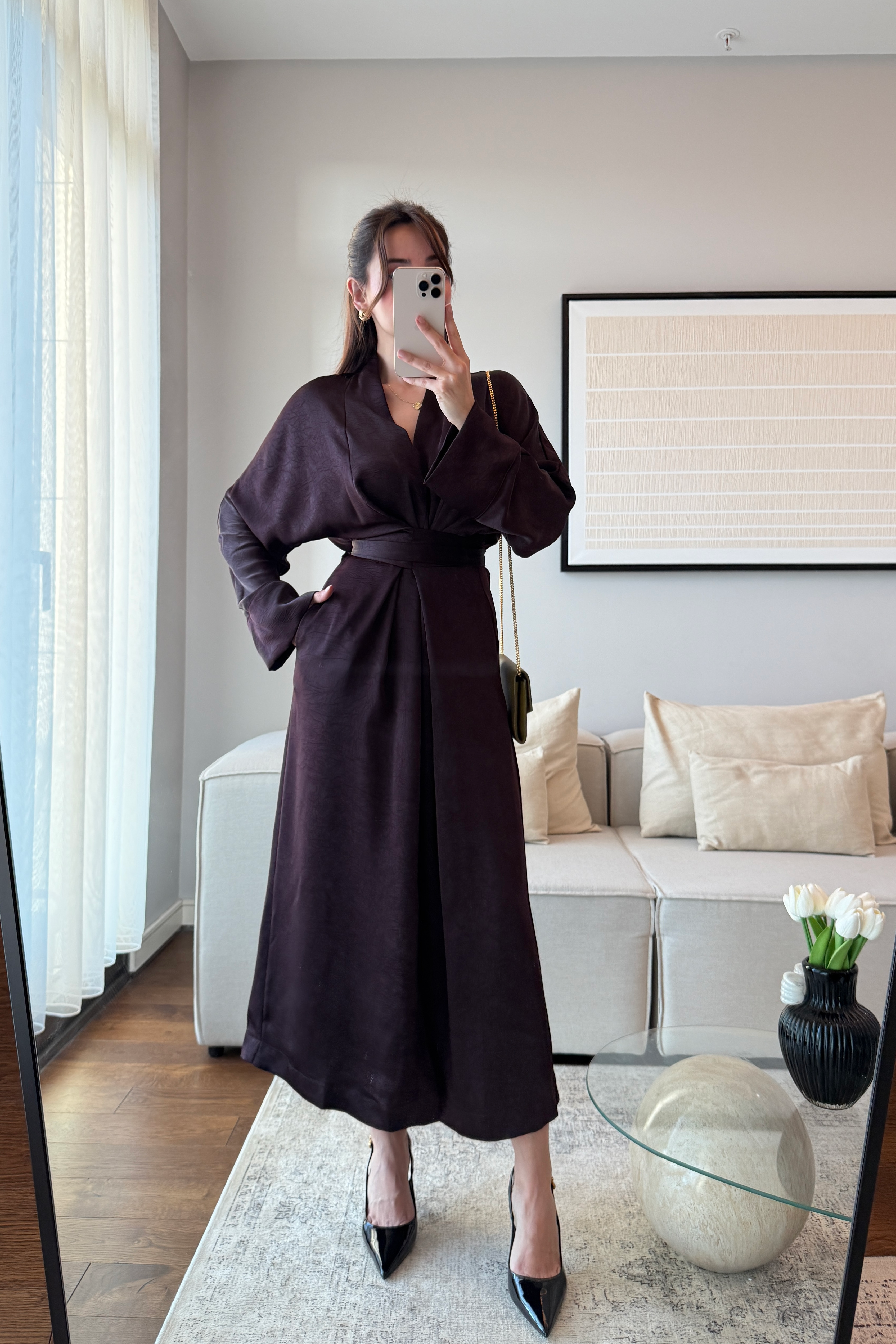 KRUVAZE YAKA BELDEN KUŞAKLI DÖKÜMLÜ MAXİ ELBİSE-MÜRDÜM