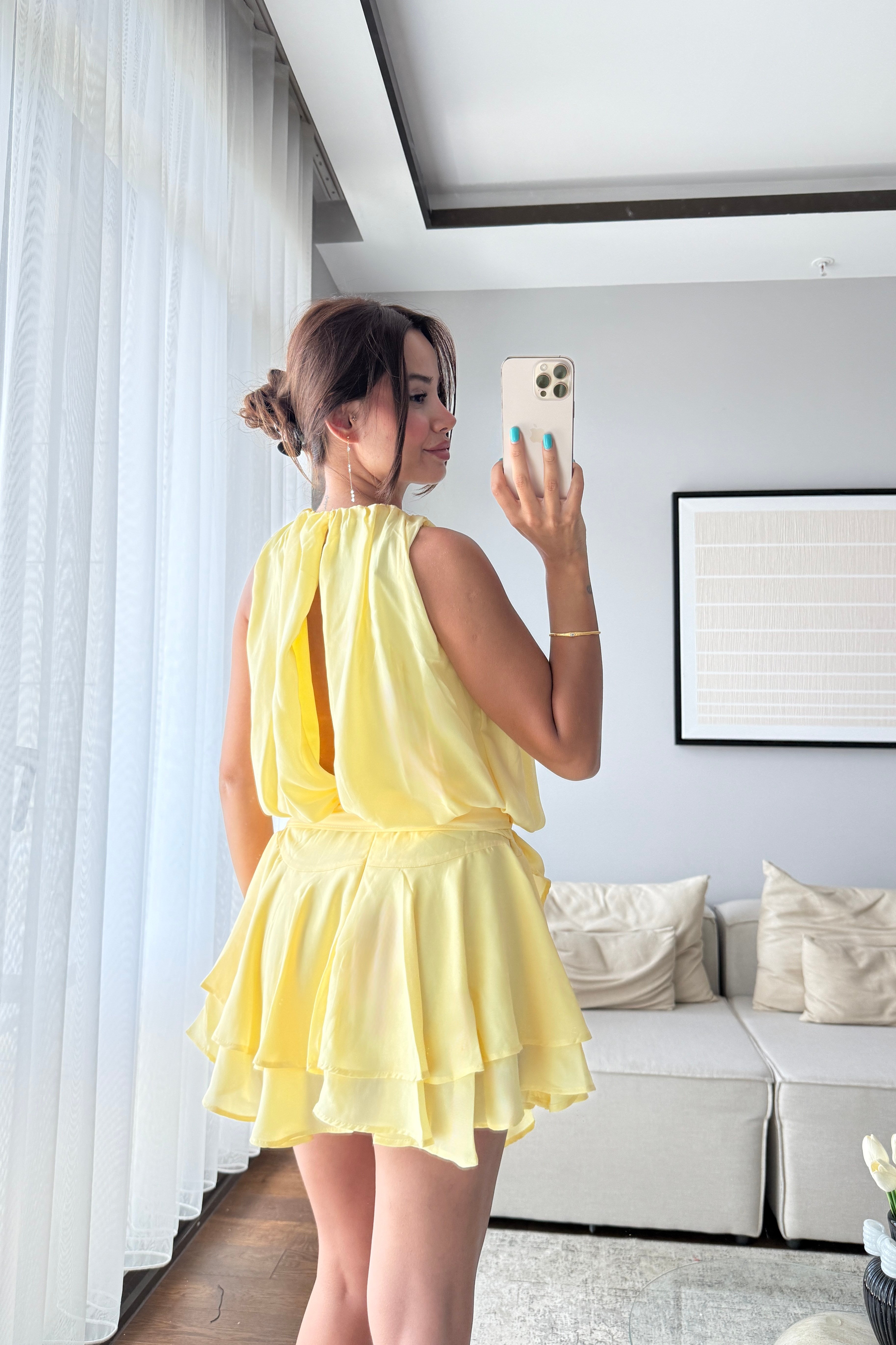VOLANLI SARI ELBİSE