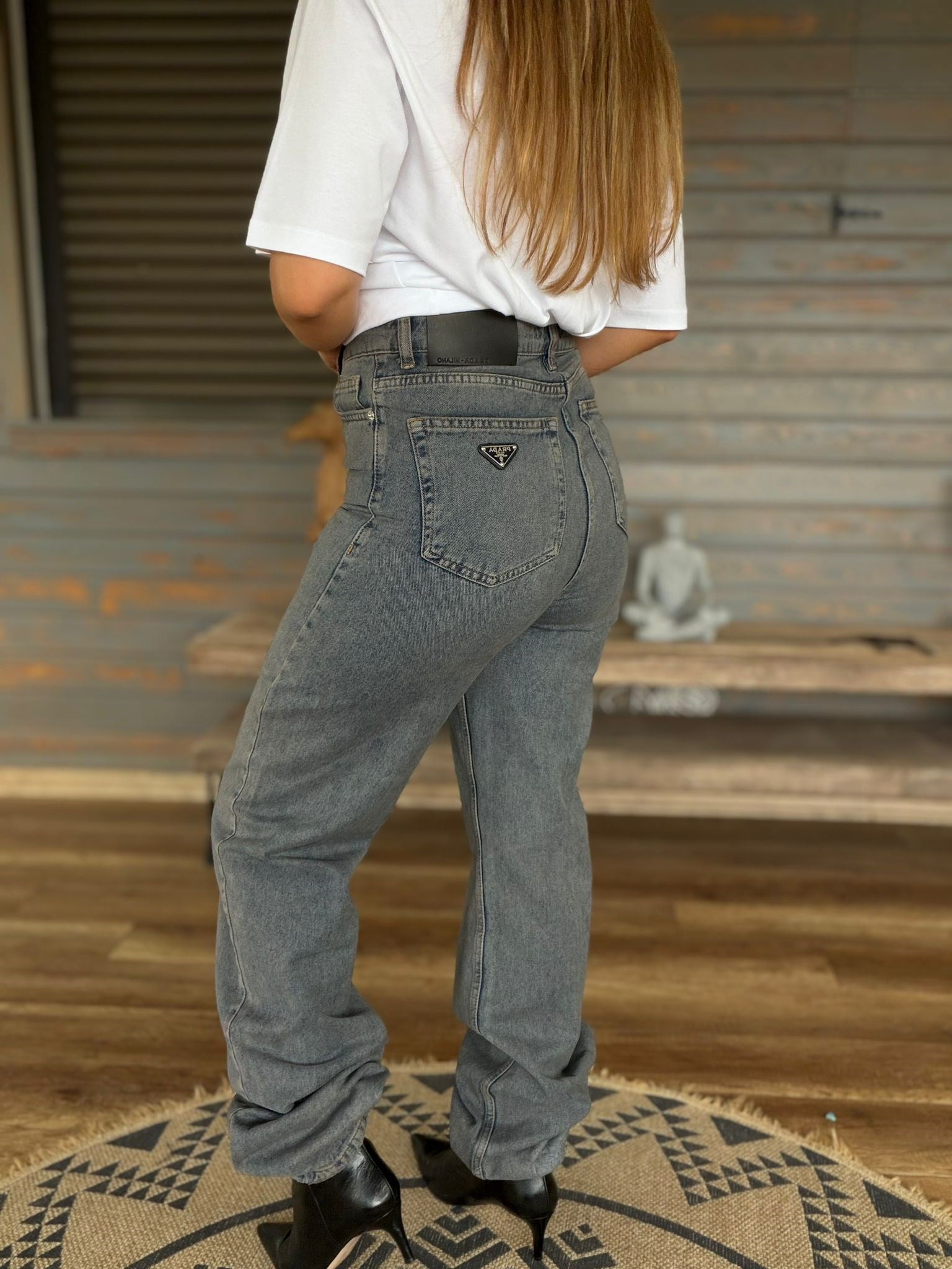 Arka Cep Metal Logo Detaylı Jean Pantolon