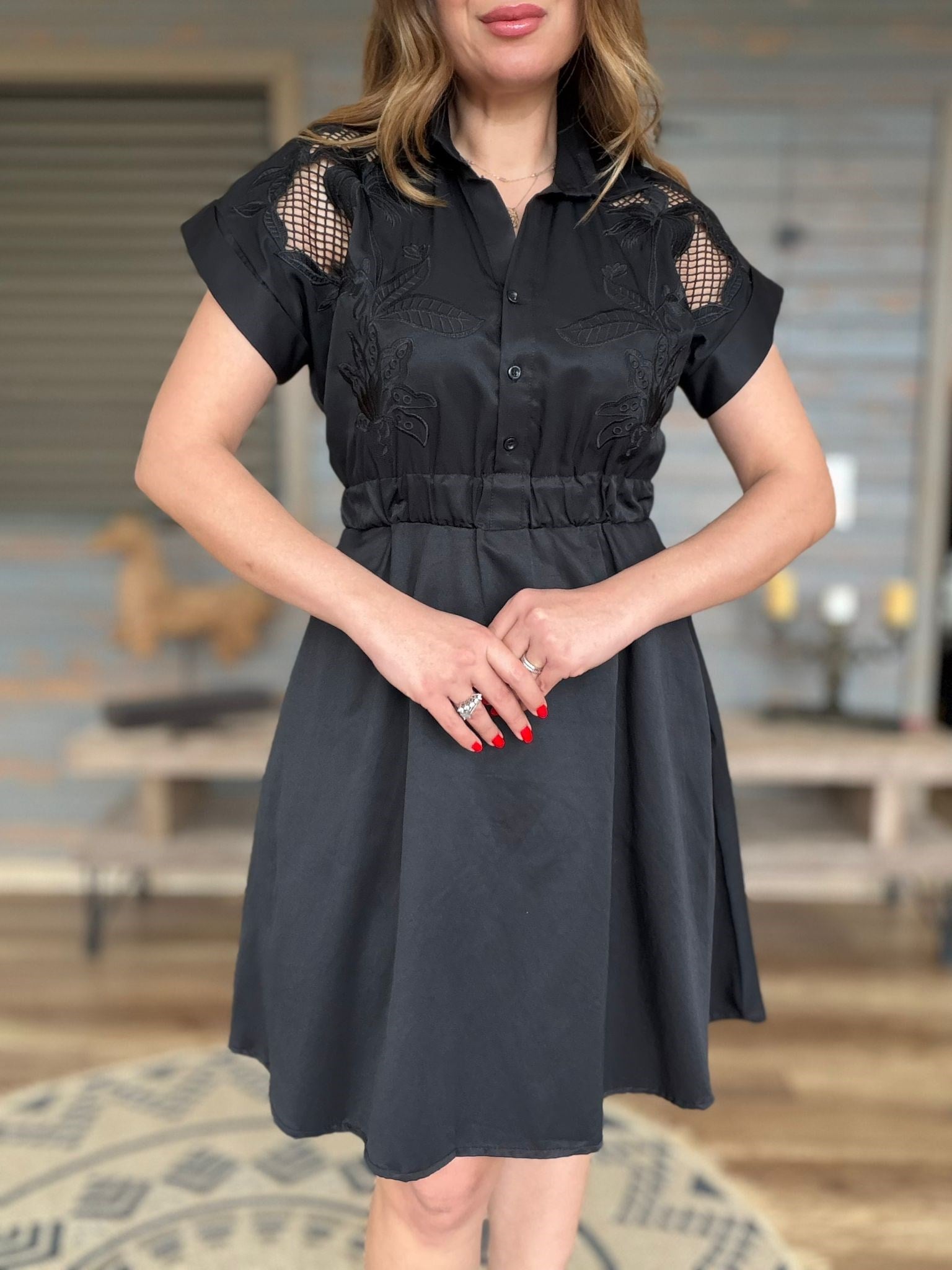 Göğüs Nakış Logolu Dantel İşlemeli Elbise